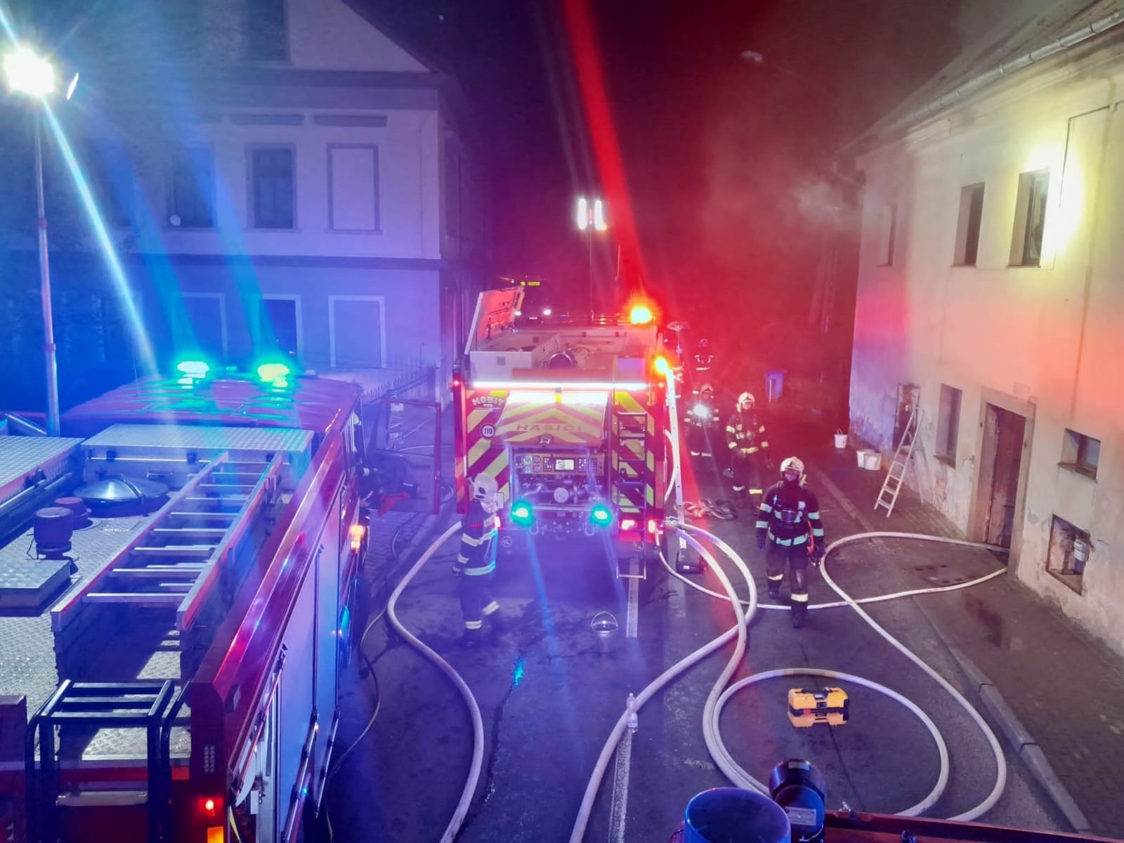 K lokalizaci a likvidaci požáru zasahující hasiči nasadili postupně celkem čtyři proudy. Využili také na místě události ustavenou výškovou techniku