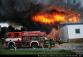 1_PHA_Požár haly v Uhříněvsi_pohled na cisternu, hasiče a hořící halu.JPG