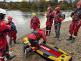 Výcvik v divoké vodě_účastníci si zkouší různé situace a techniky při záchraně na vodě