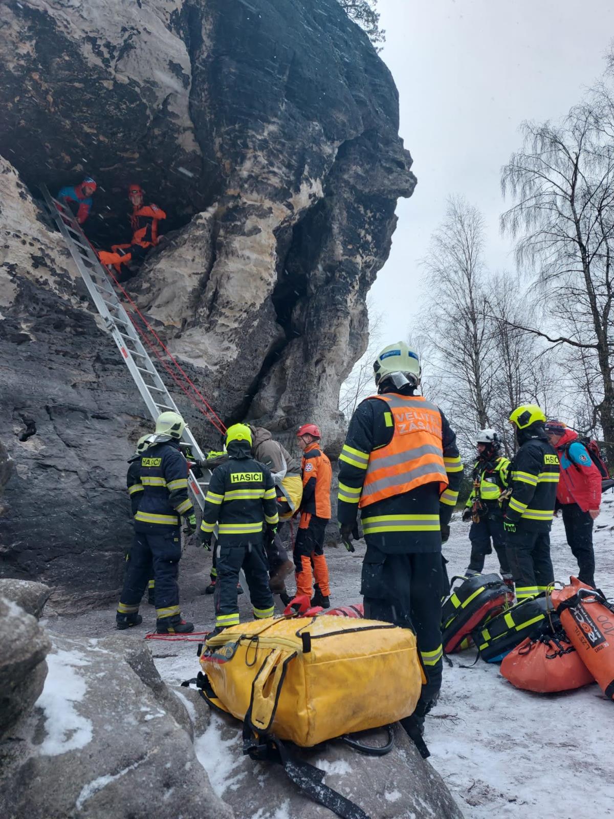 ÚLK - Záchrana zraněného turisty ze skalní věže v Tisé.jpg