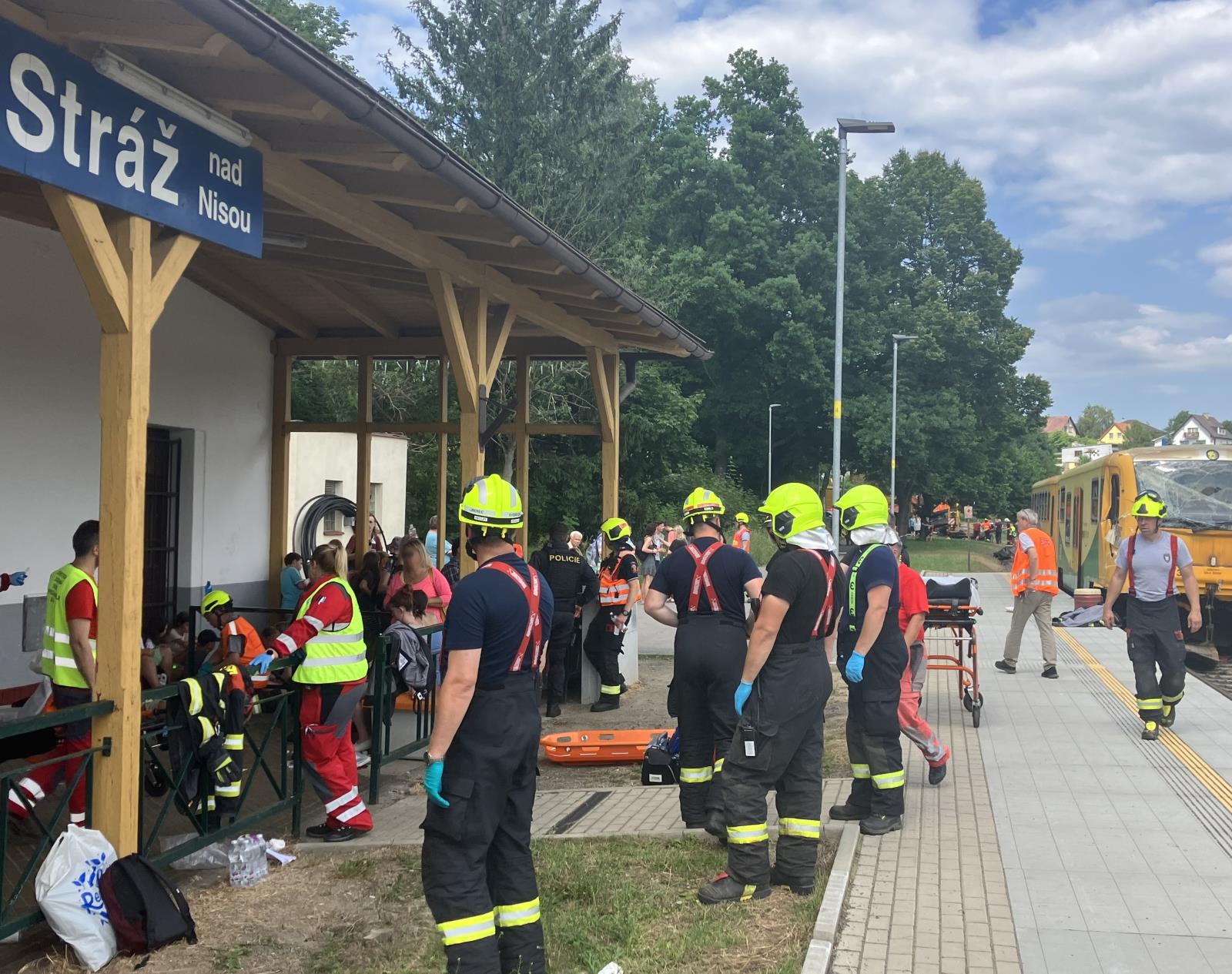 Železniční dopravní nehoda byla na Krajské operační a informační středisko HZS LBK nahlášena pár minut před 14. hodinou