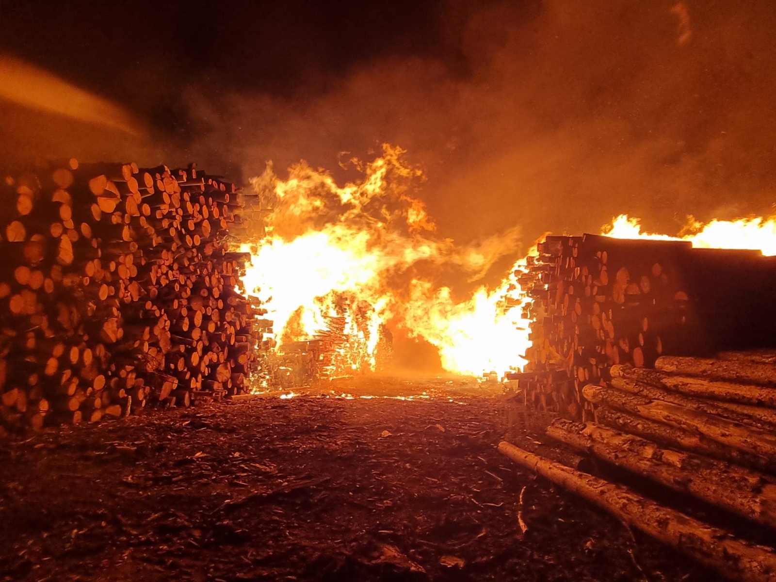 001-Požár hromady uskladněného dřeva v bývalém areálu Poldi Kladno.jpeg