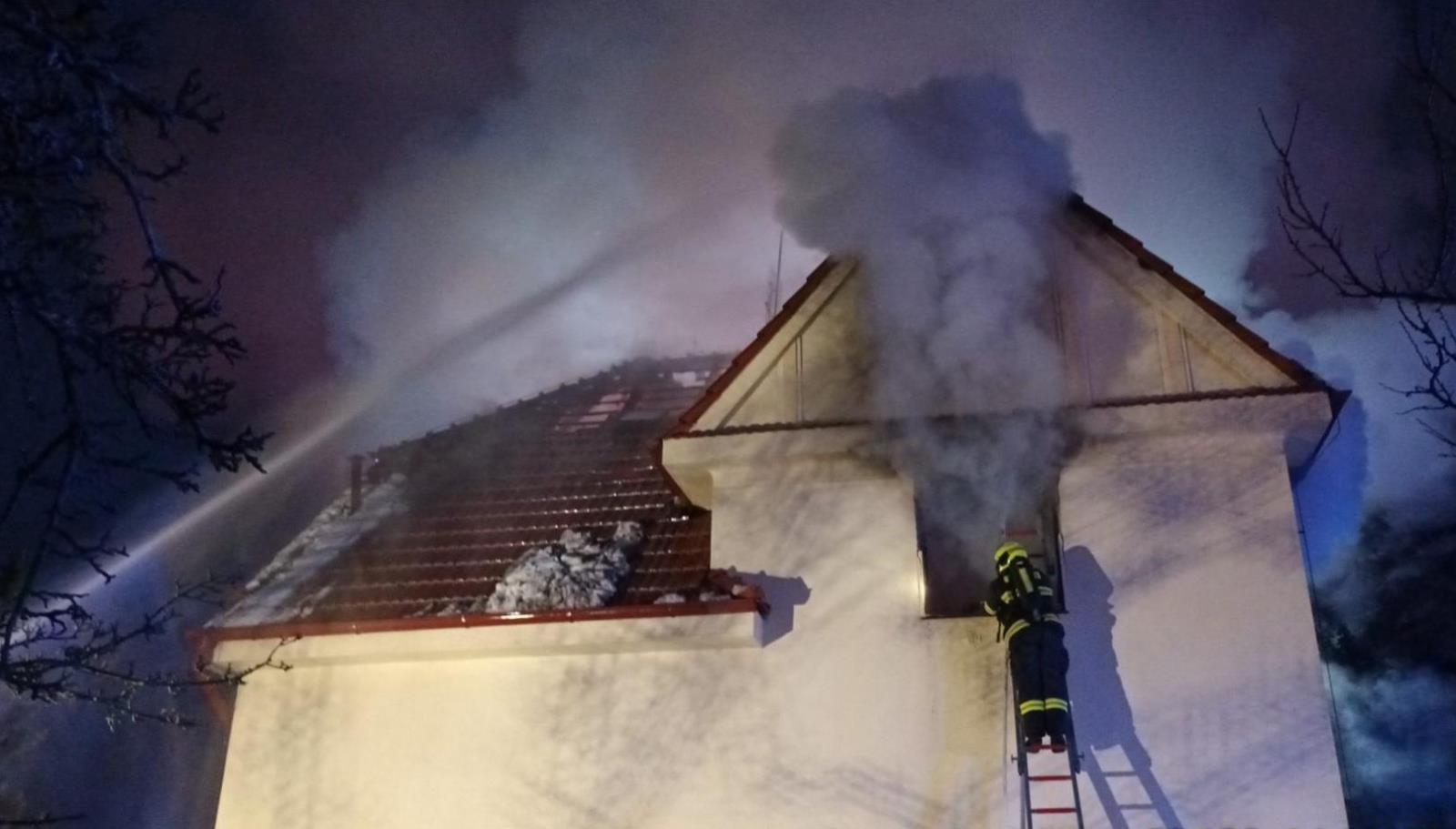 001-Požár rodinného domu ve Staré Boleslavi.jpg
