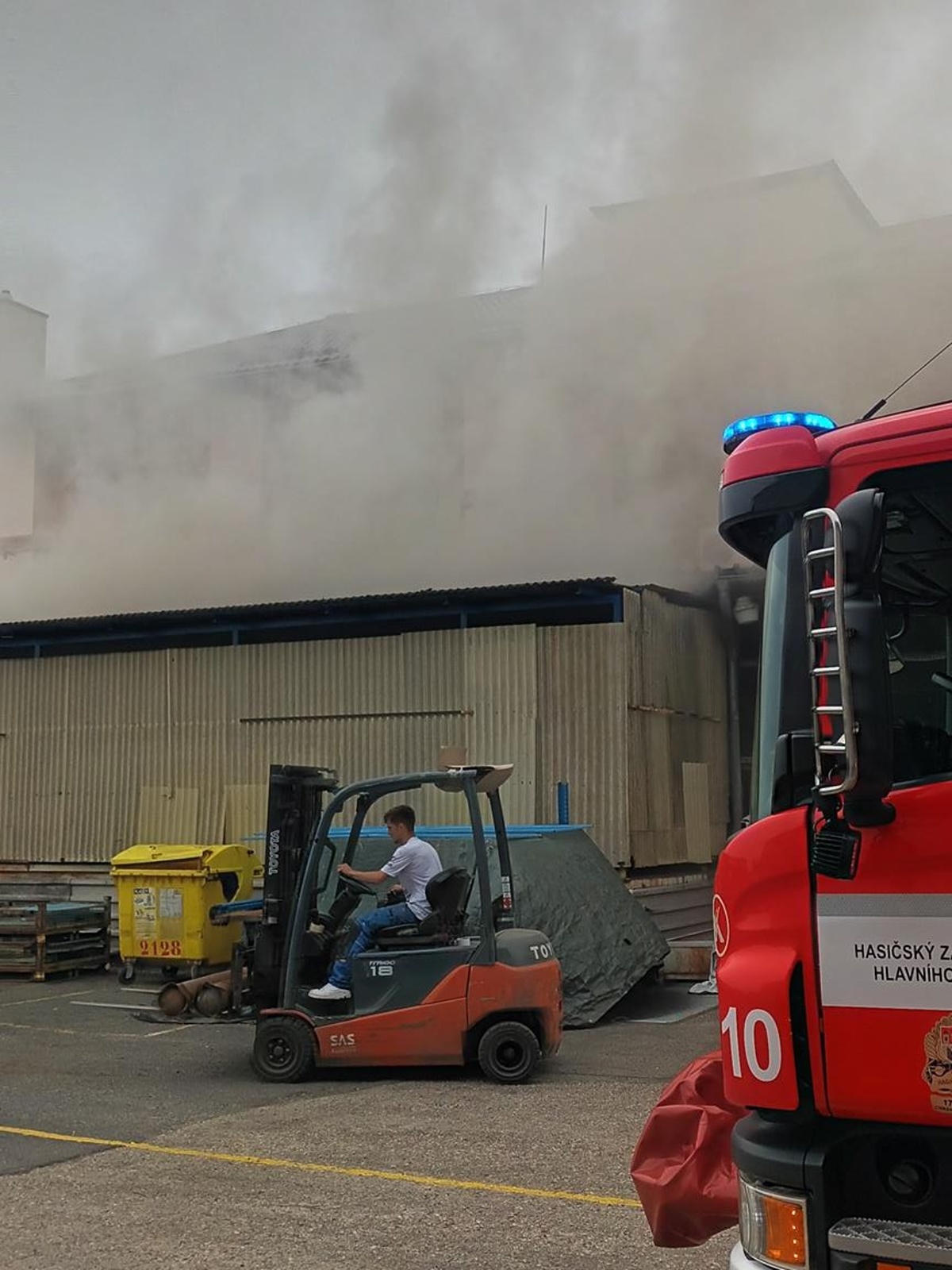 001-Požár skladovací haly v Brandýse nad Labem likvidovaný ve třetím poplachovém stupni.jpg