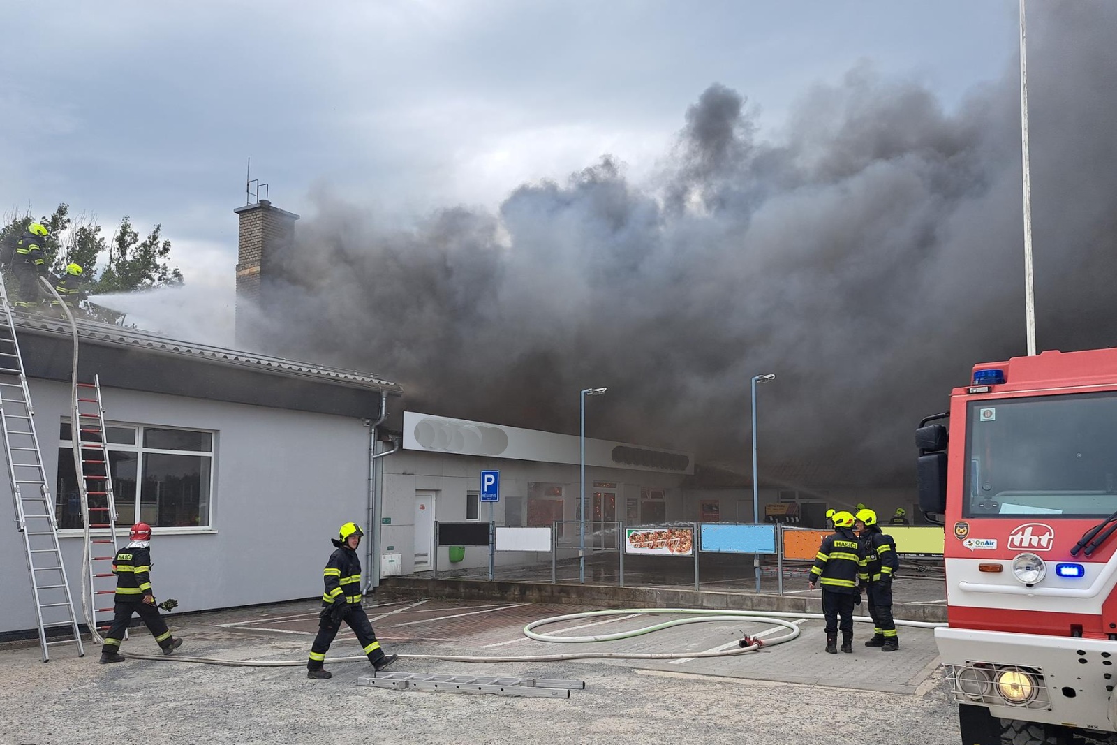 001-Požár v kladenské firmě likvidovaný ve zvláštním poplachovém stupni.jpg