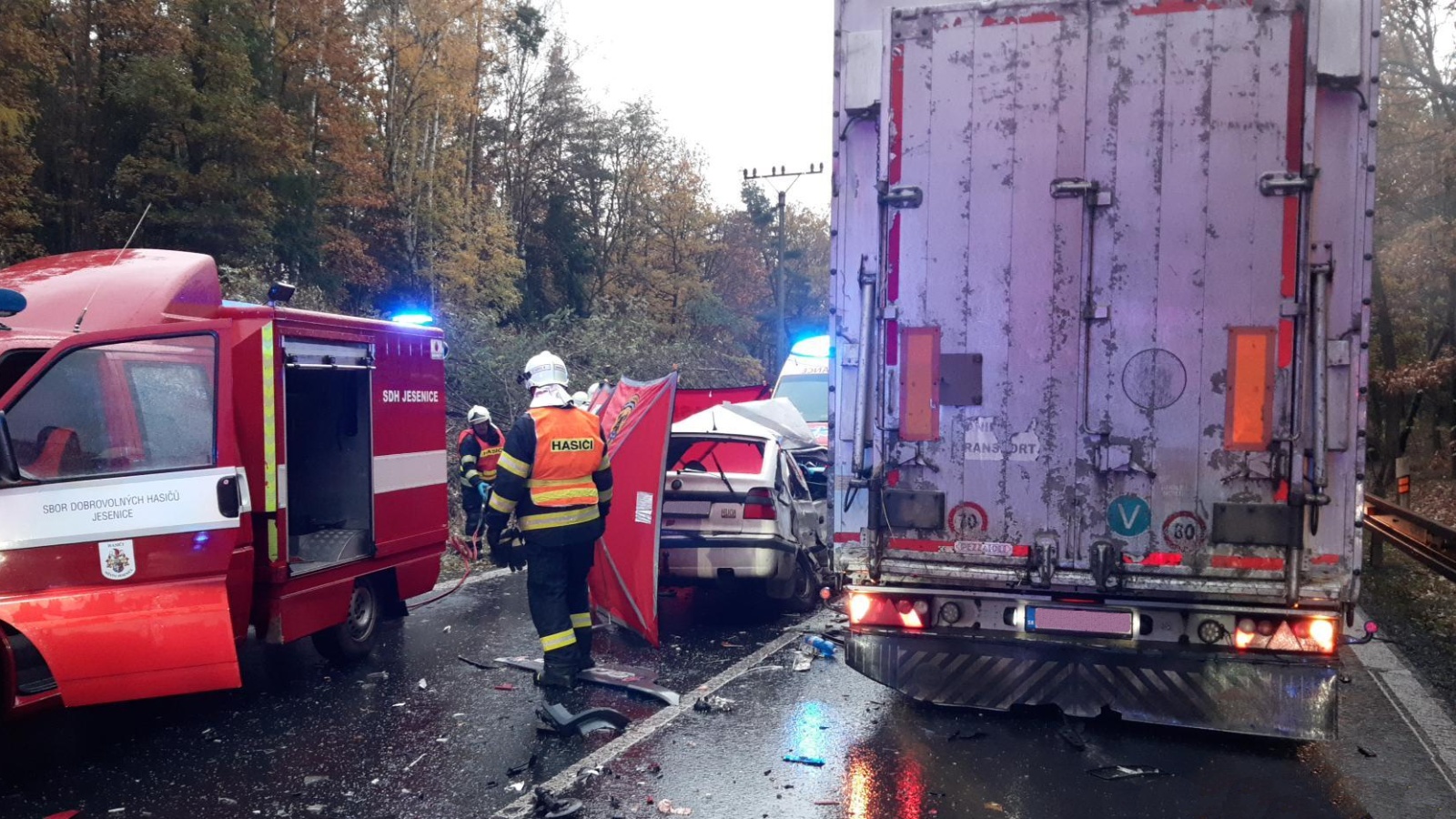 001-Tragická dopravní nehoda nedaleko Jesenice na Rakovnicku.jpg