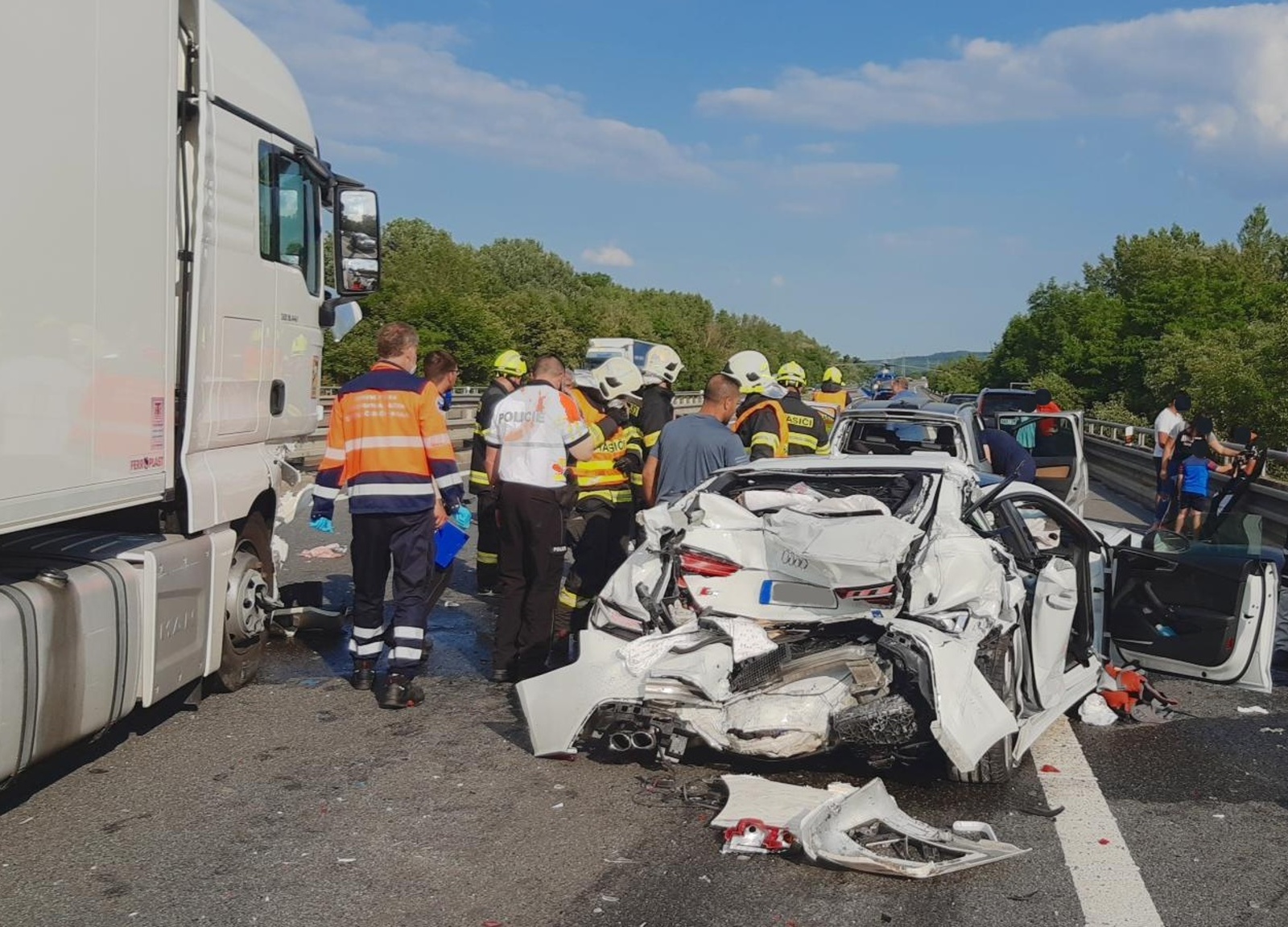 001-Vážná dopravní nehoda na dálnici D8 u Nové Vsi.jpg