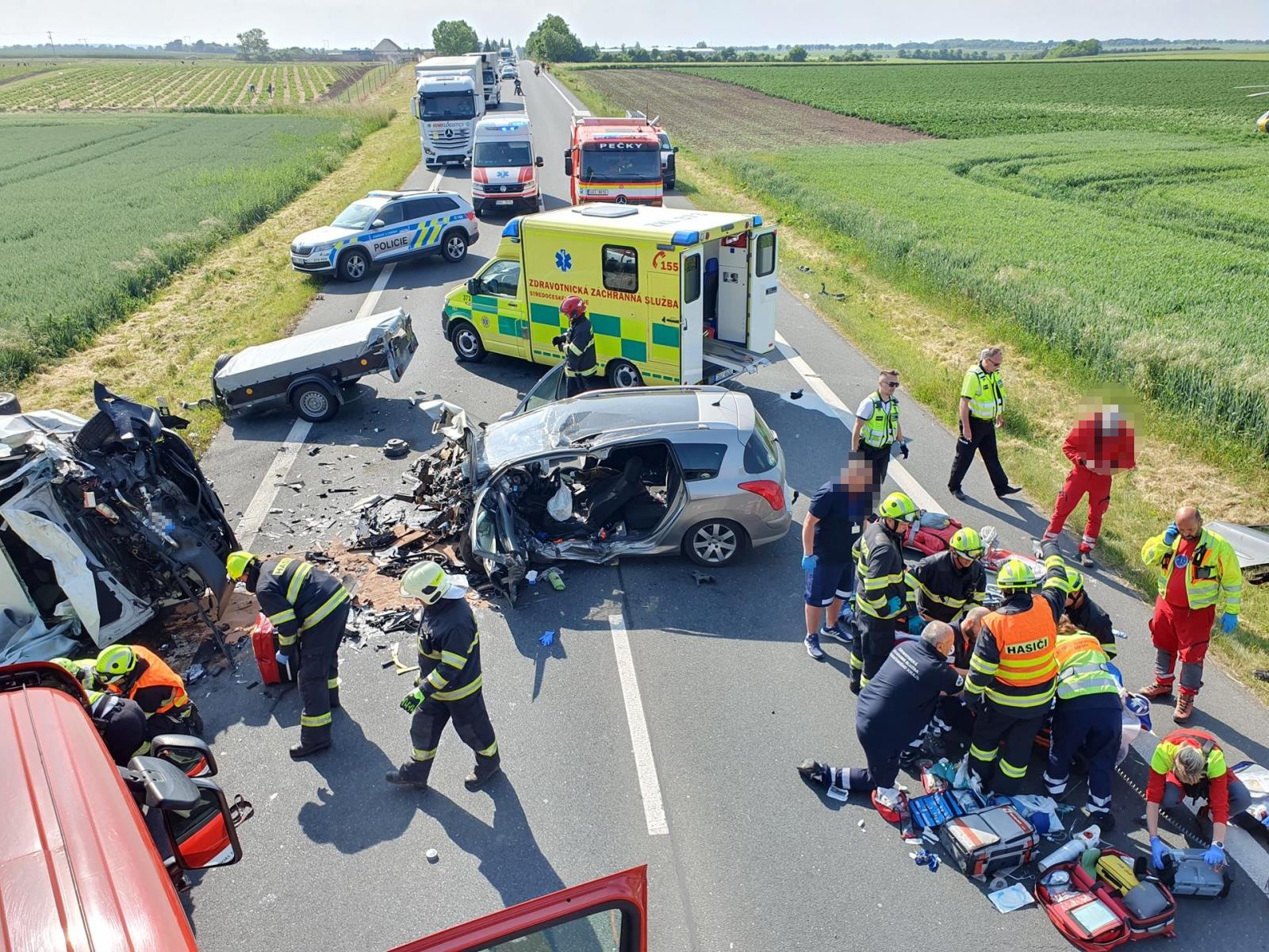 001-Vážná nehoda na kolínské silnici u obce Křečhoř.jpg