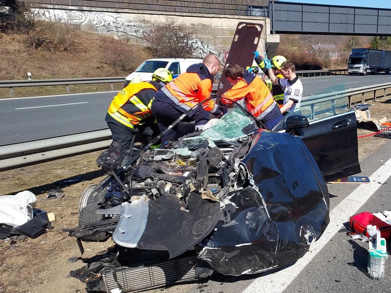 001 - dopravní nehoda osobního a nákladního automobilu.jpg