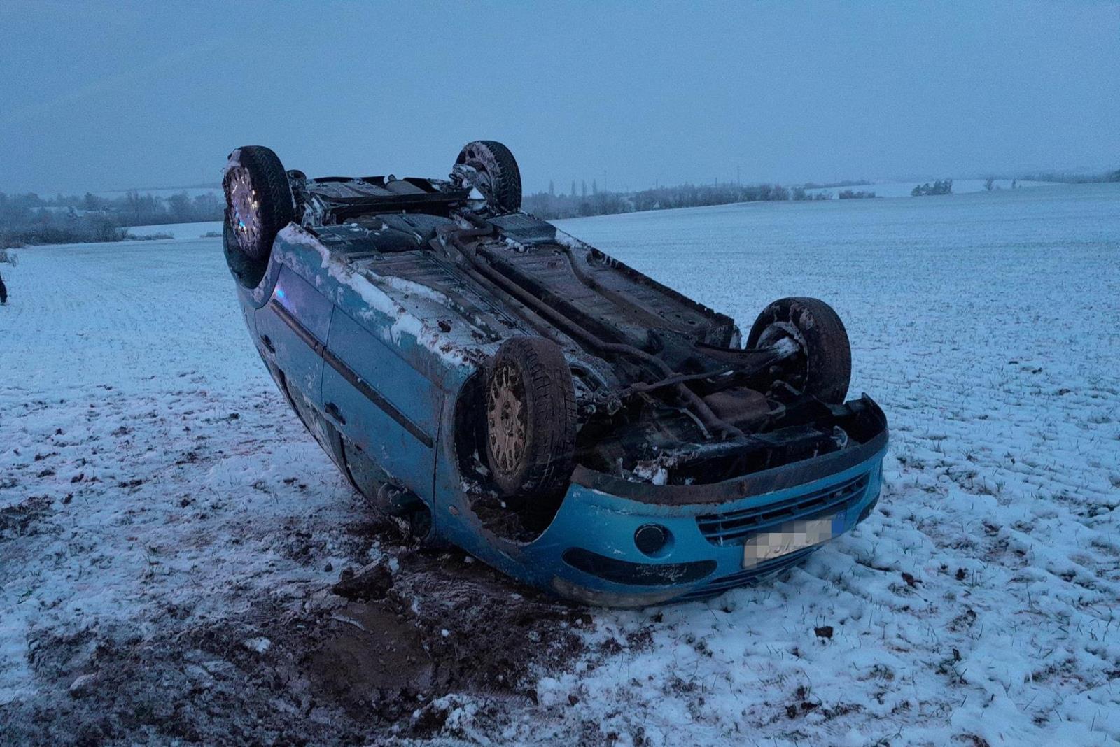 001-osobní automobil na střeše mimo komunikaci.jpg