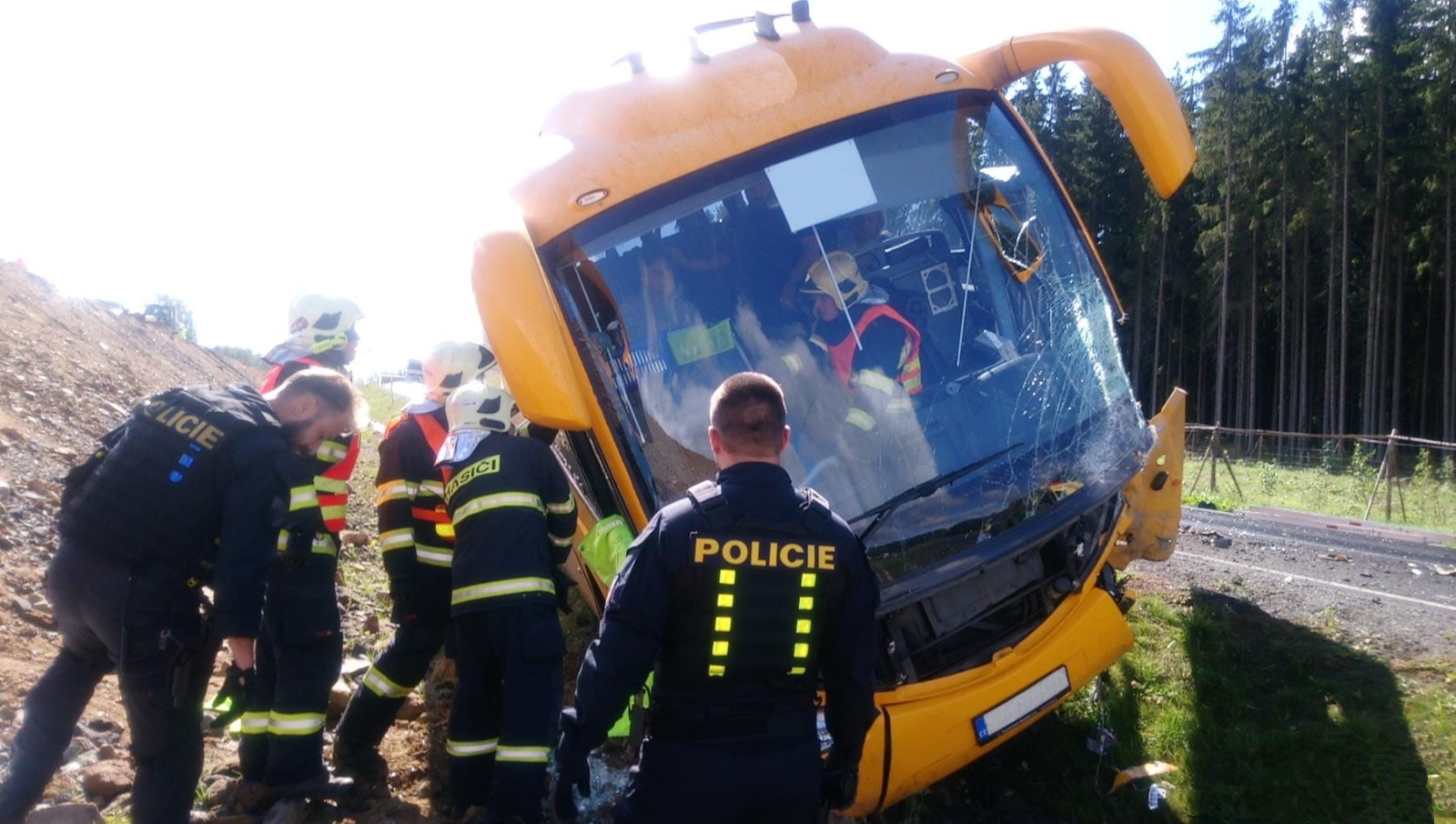 002-Dopravní nehoda autobusu a osobního auta nedaleko Příbrami.jpeg