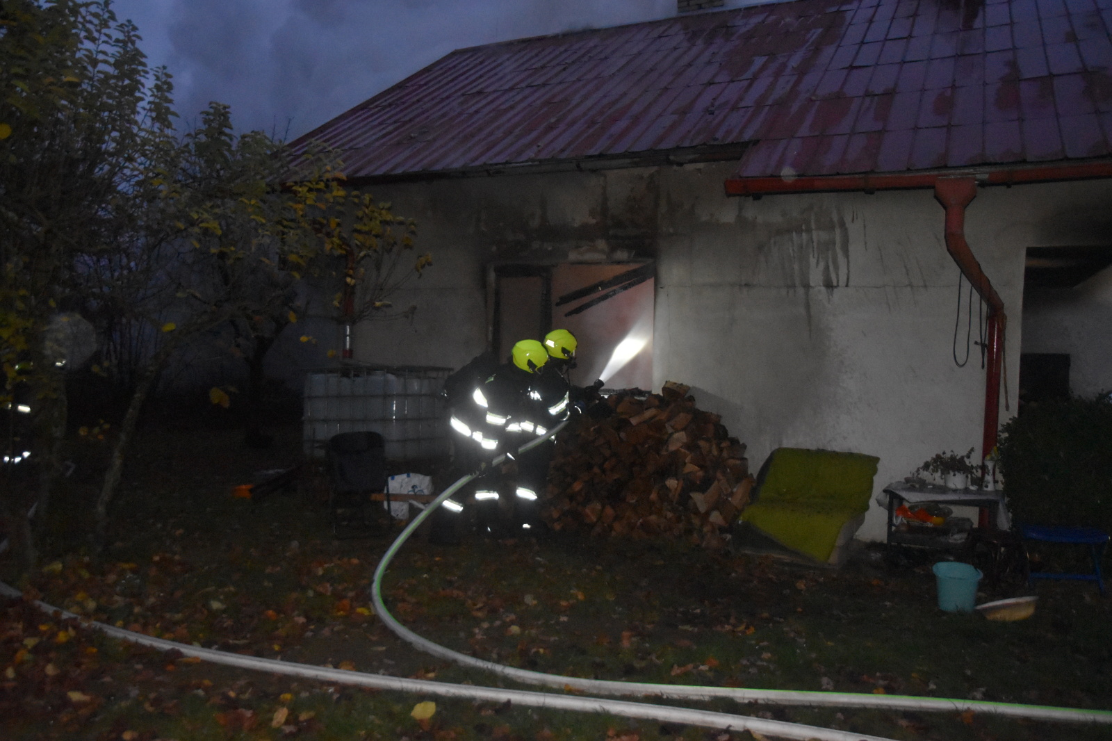 002-Požár rekreačního objektu nedaleko Unhoště na Kladensku.JPG