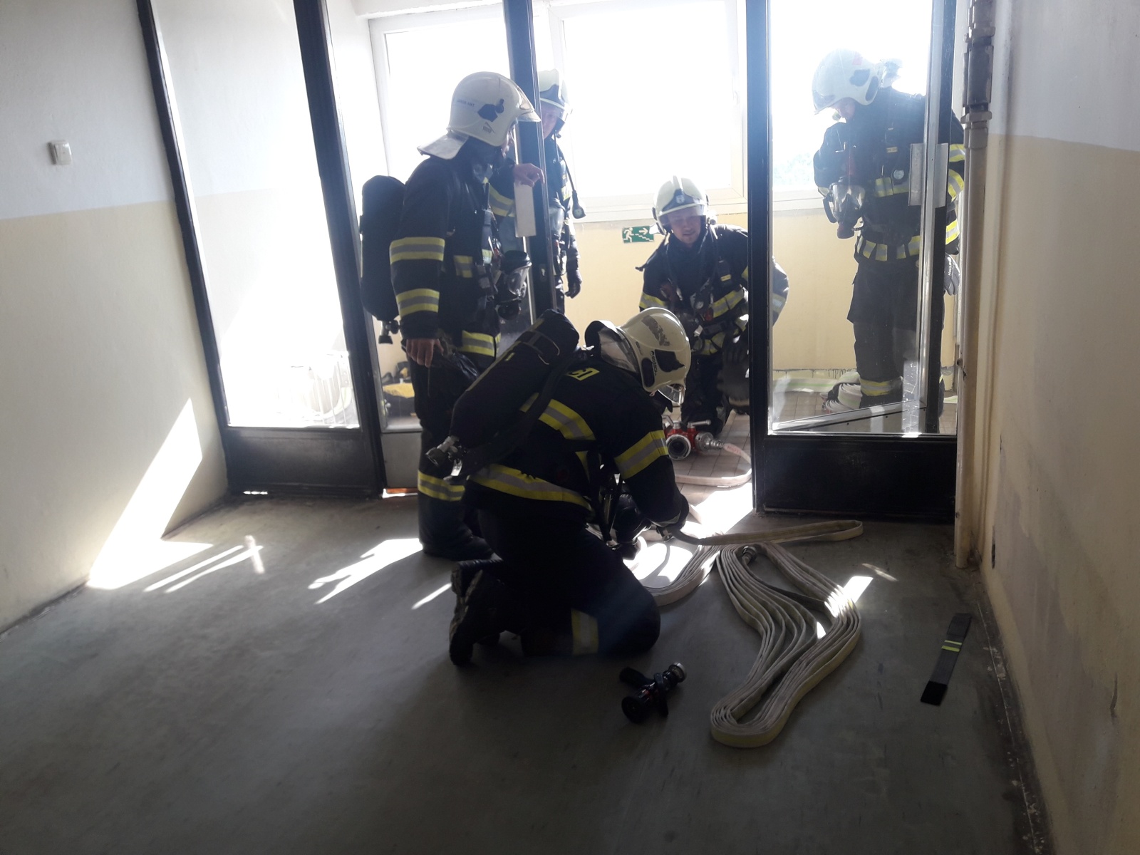 002 - hasiči museli při cvičení natáhnout dlouhé metry hadic.jpg