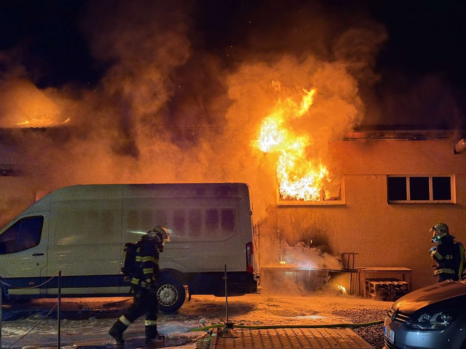 003-Požár prodejny a dodávkového automobilu v Novém Strašecí.jpg