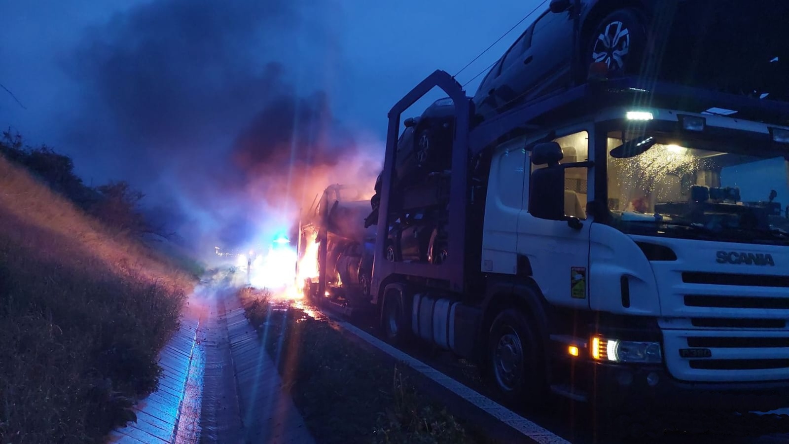 003-Požár soupravy s přepravovanými osobními vozidly na dálnici D1 u Ostředku.jpeg