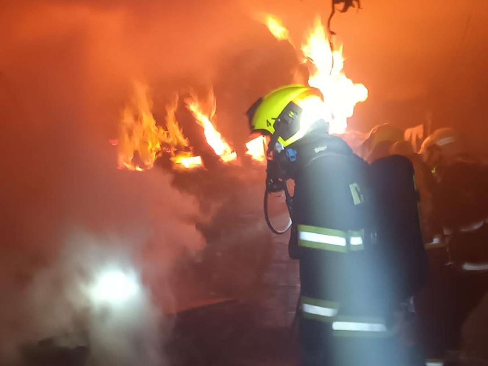 004-Požár skladovací haly v Brandýse nad Labem likvidovaný ve třetím poplachovém stupni.jpg