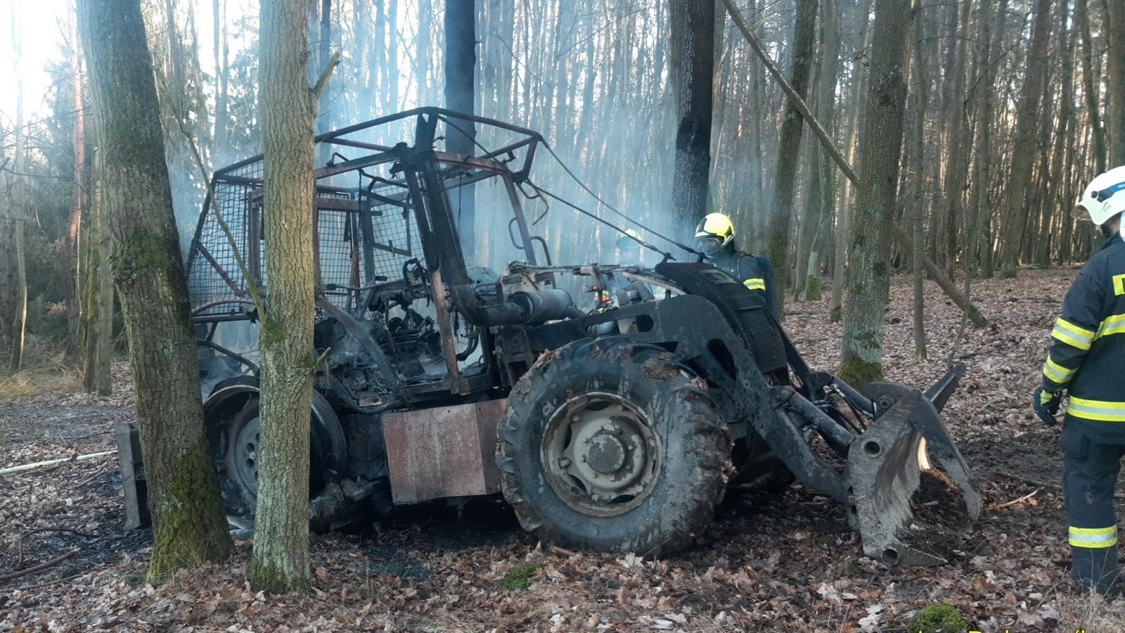 004-Požár traktoru v lese u obce Šípy na Rakovnicku.jpg