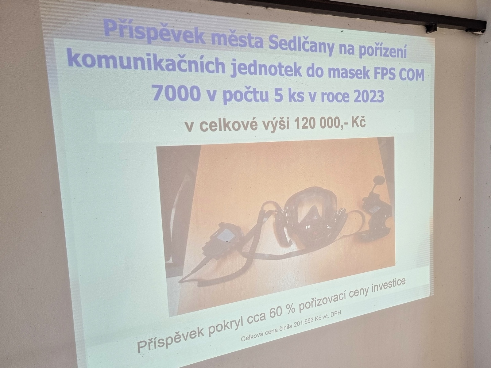 004-Předání komunikačních jednotek na hasičské stanici Sedlčany.jpg