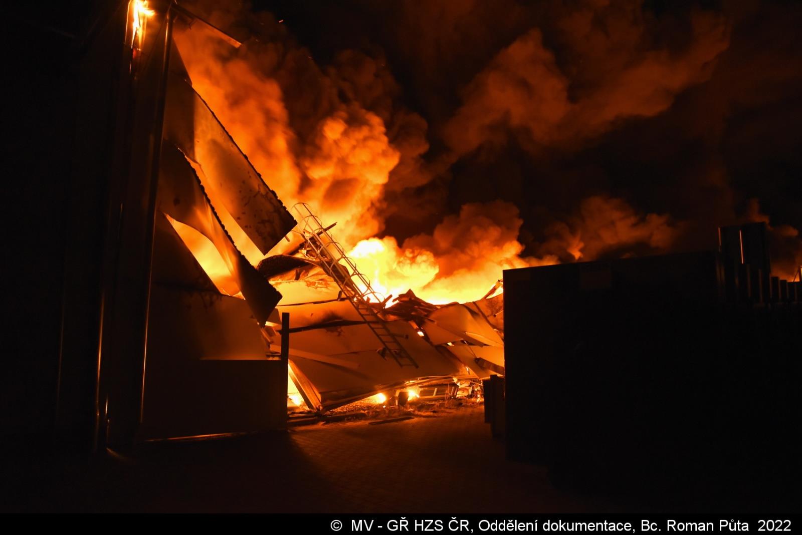 004 - požár v průmyslovém areálu v Čejetičkách na Mladoboleslavsku.JPG