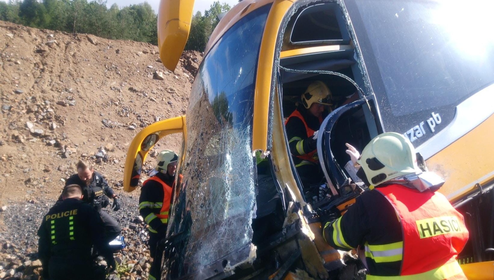 005-Dopravní nehoda autobusu a osobního auta nedaleko Příbrami.jpeg