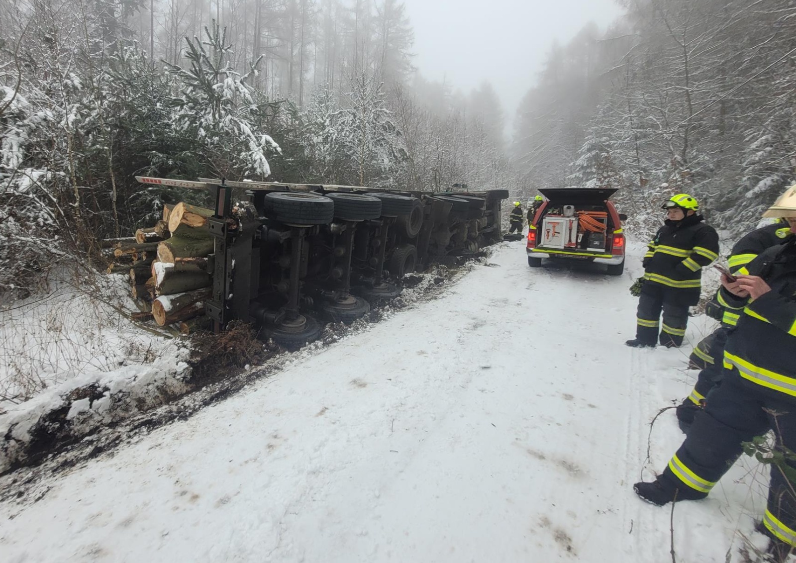 005-Havárie nákladní soupravy se dřevem v lesním úseku u obce Třeboc v okrese Rakovník.jpg