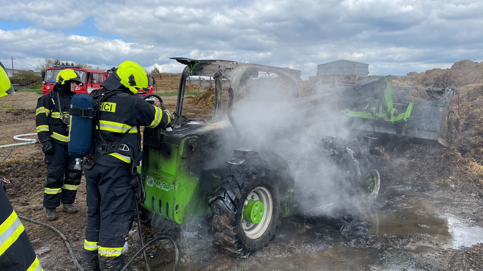 005-Požár manipulátoru na farmě v Družci.jpeg