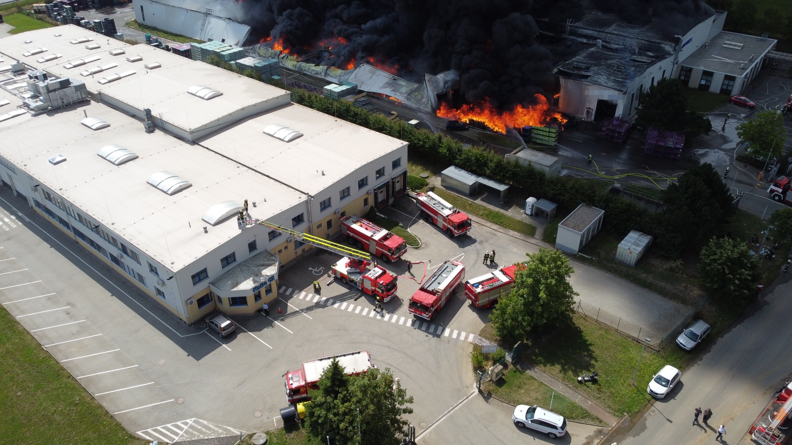 005-požár průmyslové haly Žebrák.JPG