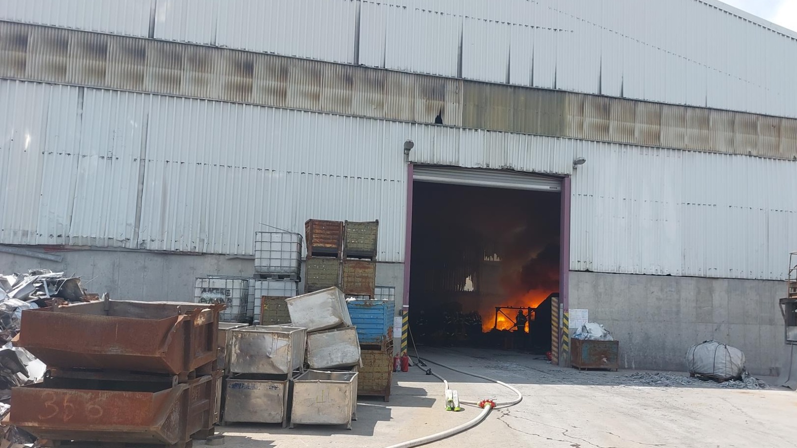 006-Požár ve firmě na zpracování kovového a nekovového odpadu na Dobříšsku.jpg