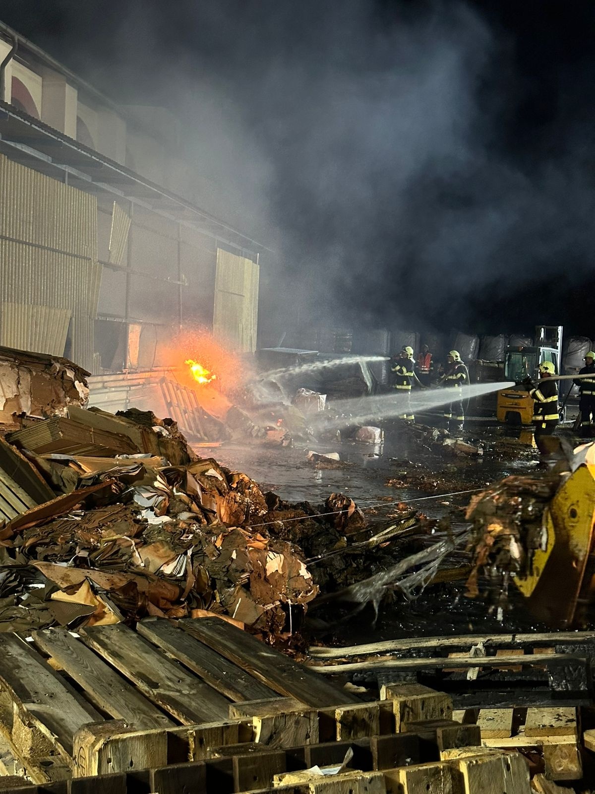 008-Požár skladovací haly v Brandýse nad Labem likvidovaný ve třetím poplachovém stupni.jpeg