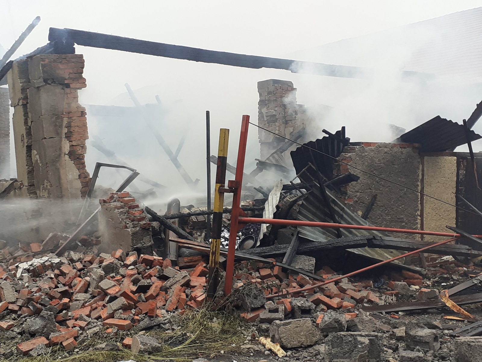 009-Požár výrobny pyrotechniky v obci Praskolesy na Berounsku.jpg
