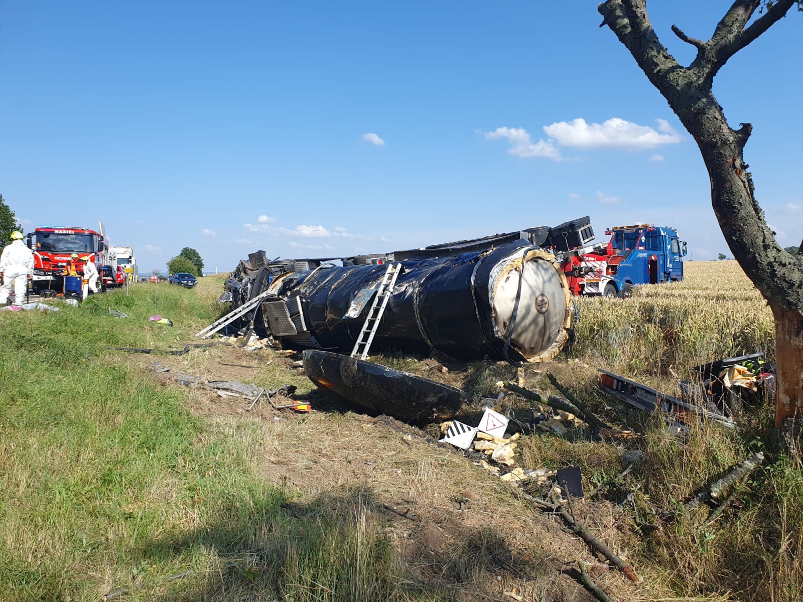 010-Převrácená cisterna s horkým asfaltem na silnici č. 12 u obce Kamhajek nedaleko Kolína.jpeg