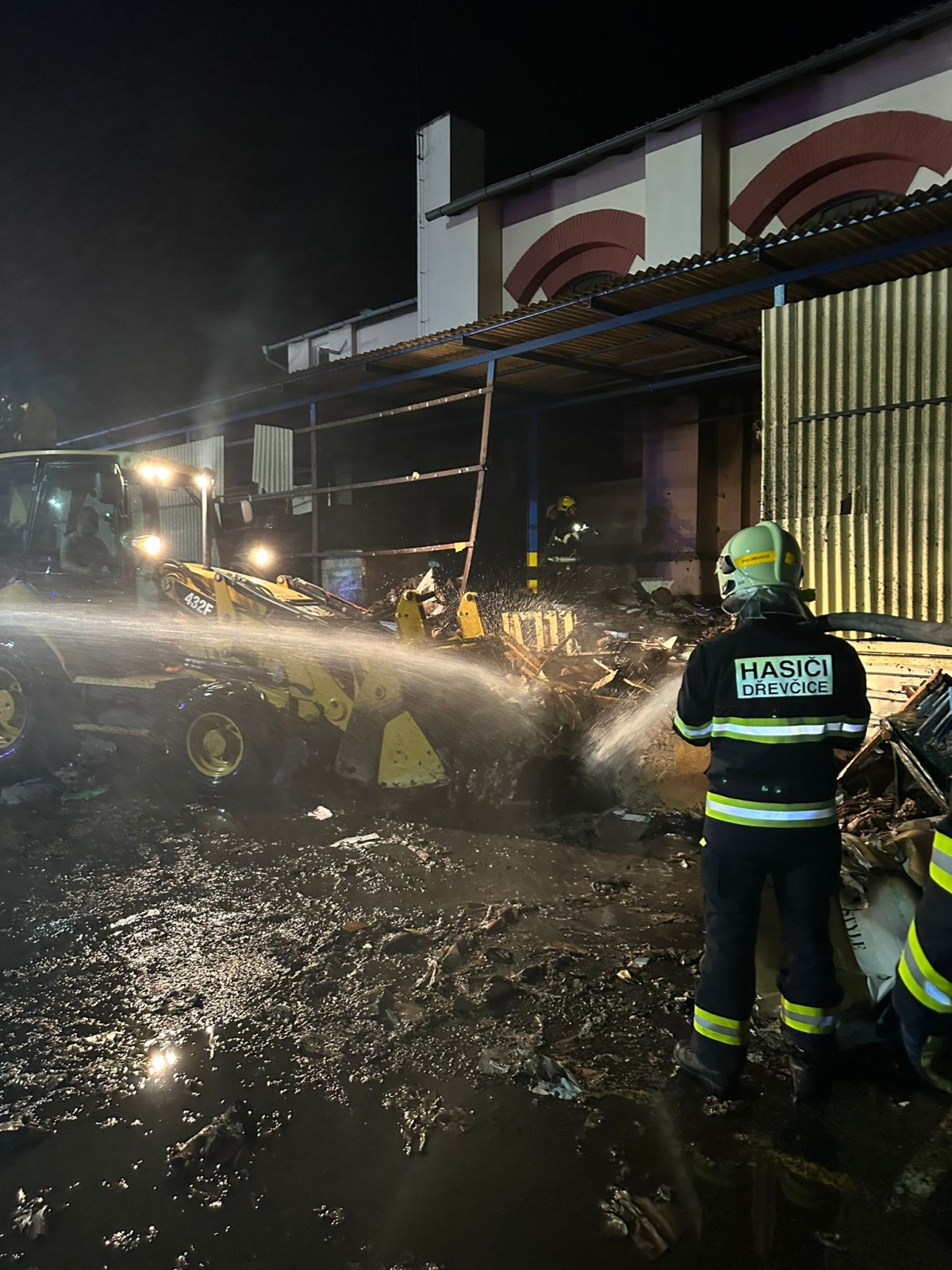 011-Požár skladovací haly v Brandýse nad Labem likvidovaný ve třetím poplachovém stupni.jpeg