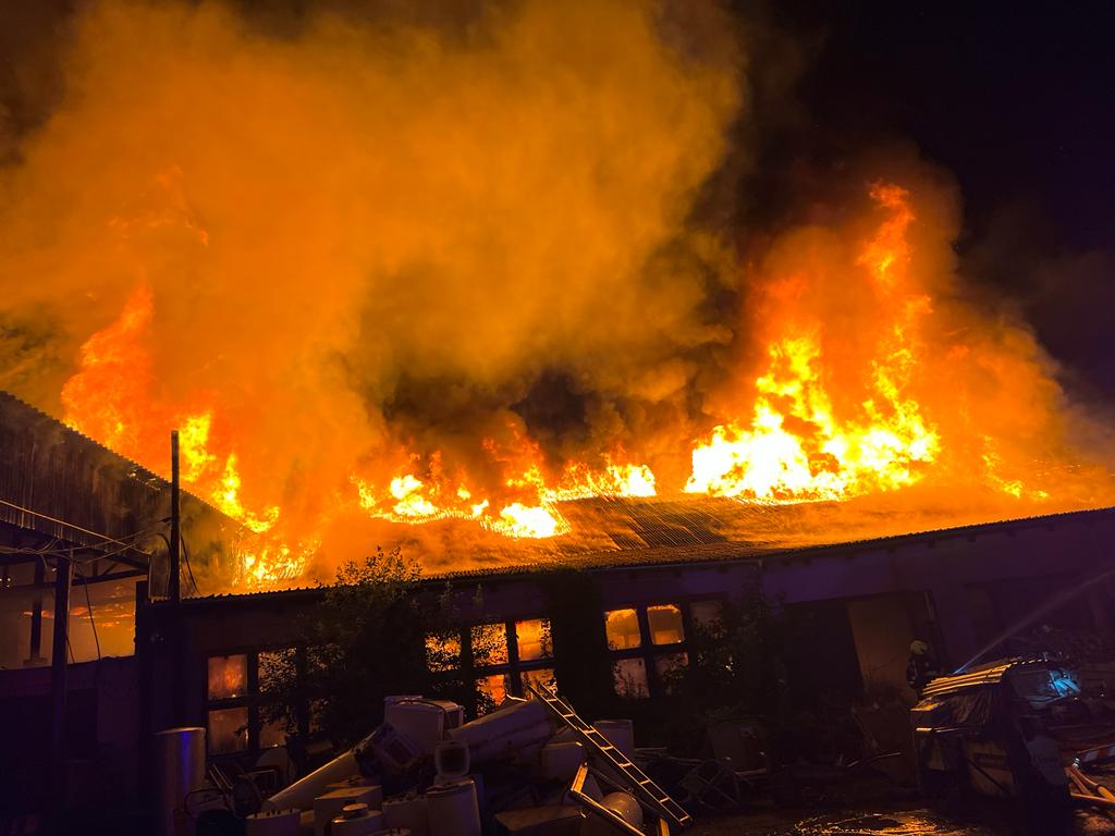 014-Požár ve výkupně kovového odpadu v bývalém areálu Poldi Kladno.jpeg