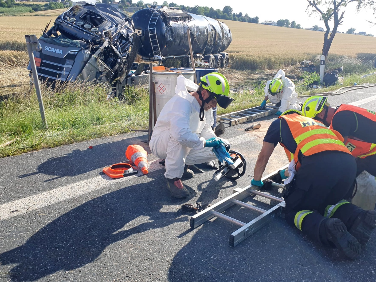 016-Převrácená cisterna s horkým asfaltem na silnici č. 12 u obce Kamhajek nedaleko Kolína.jpeg