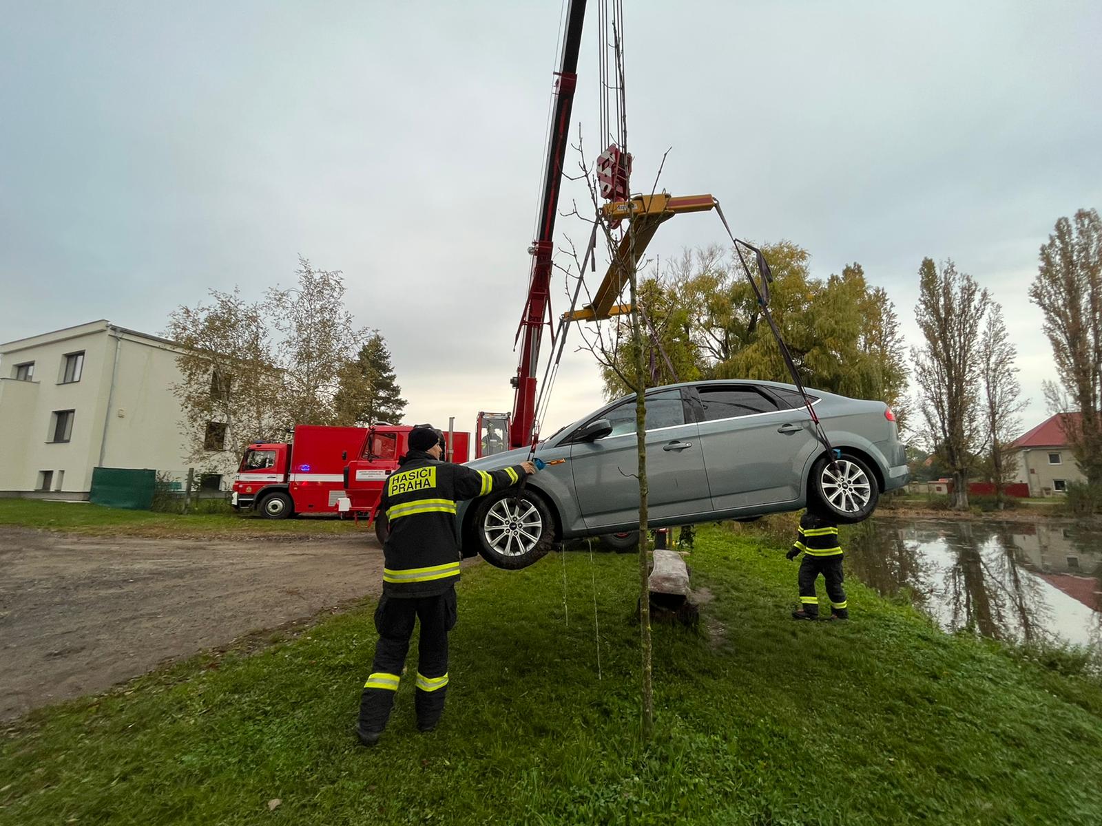 016-Výlov osobního automobilu z rybníka v obci Štolmíř.jpeg