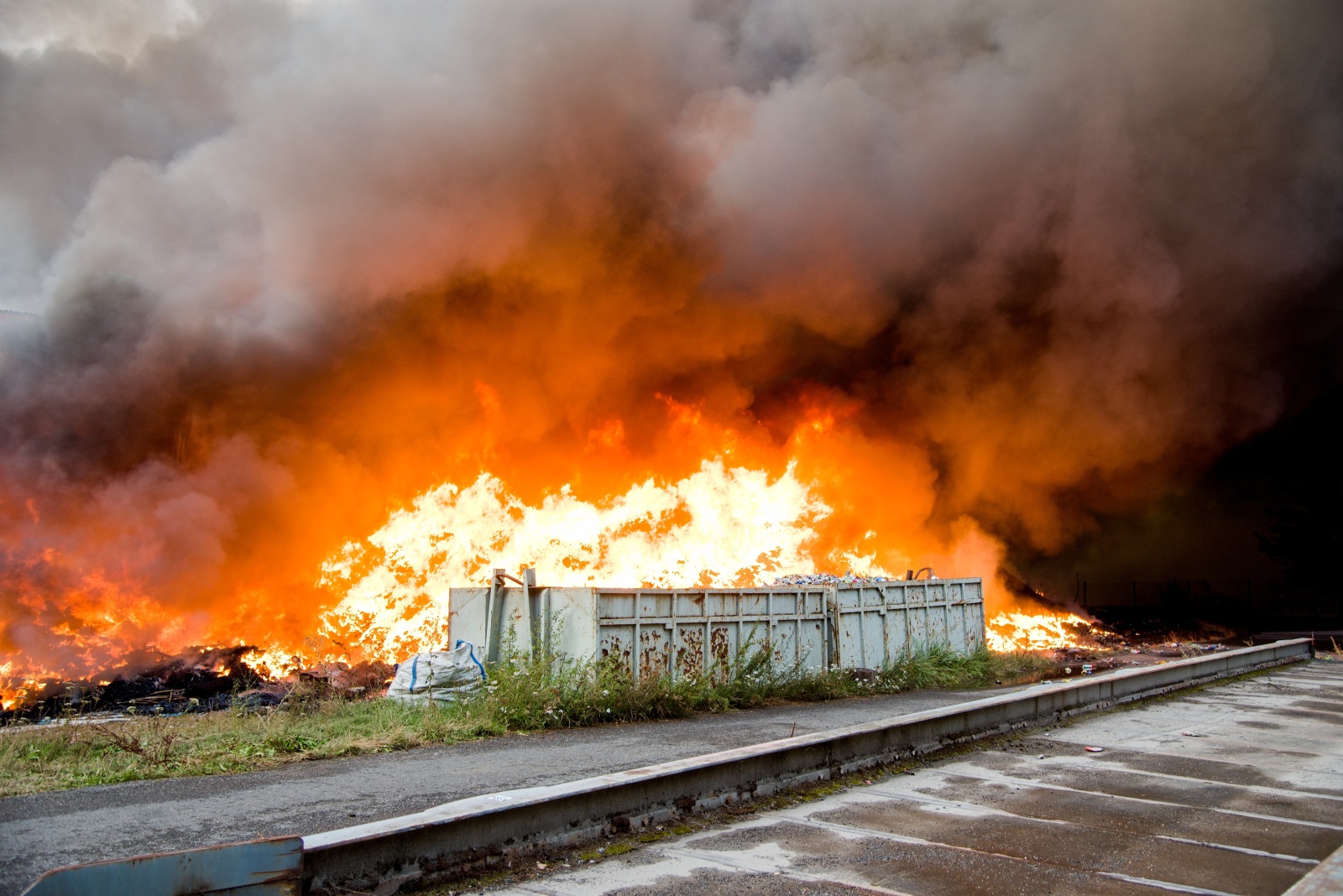 016-požár třídírny odpadu Dolní Hbity.jpg