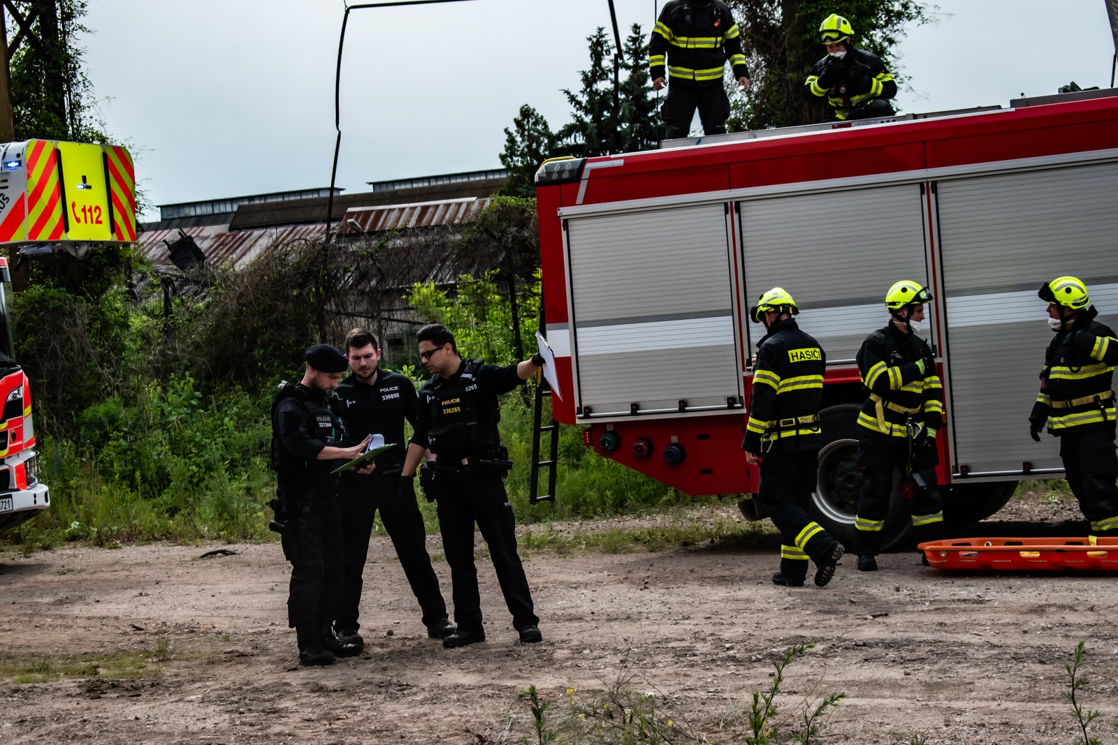 017-Taktické cvičení DESTRUKCE v bývalém areálu Poldi Kladno zaměřené na záchranu osob po výbuchu varny drog.jpg