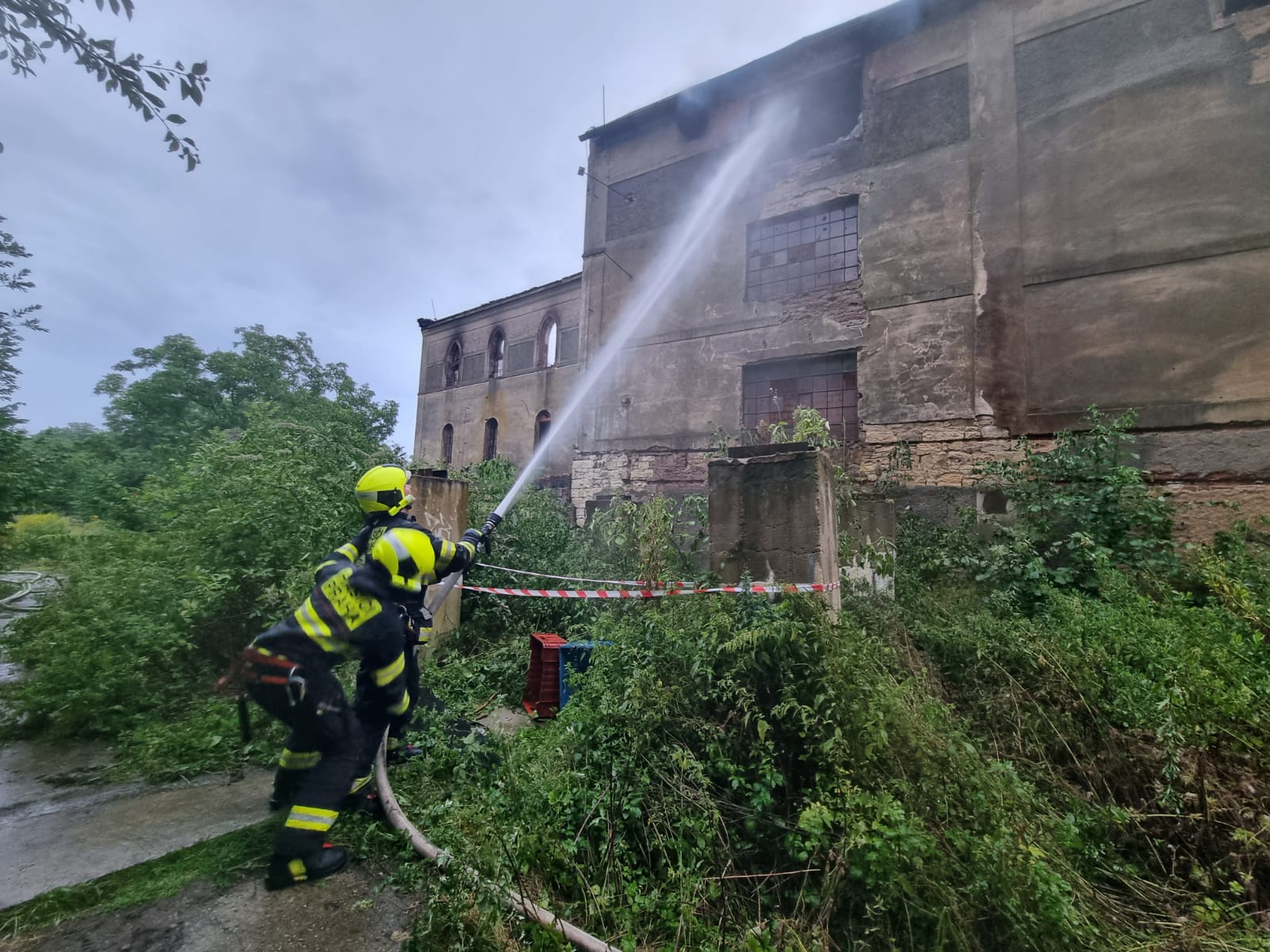 018-Požár starého parního mlýna v Tuchoměřicích.jpg