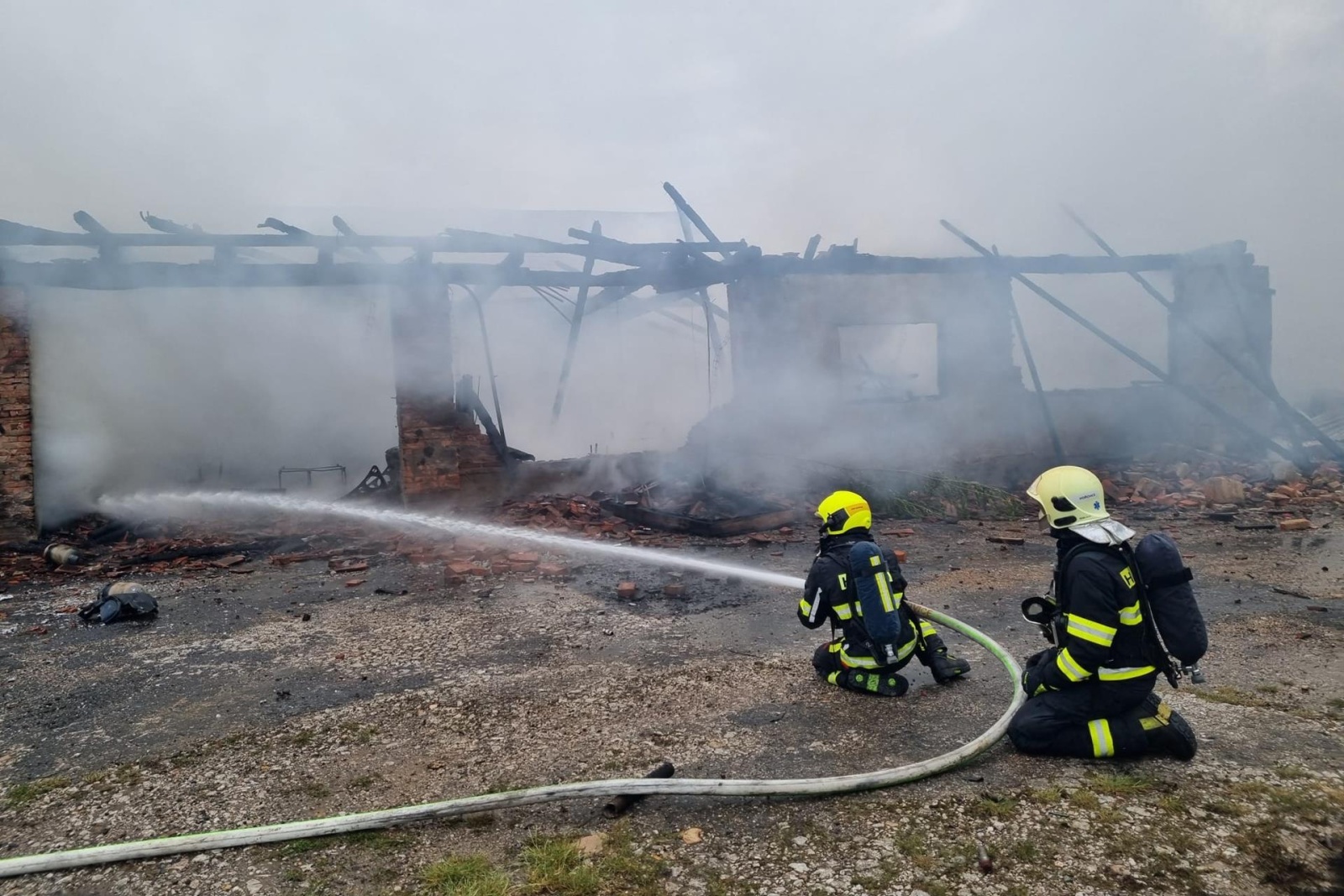 018-Požár výrobny pyrotechniky v obci Praskolesy na Berounsku.jpg