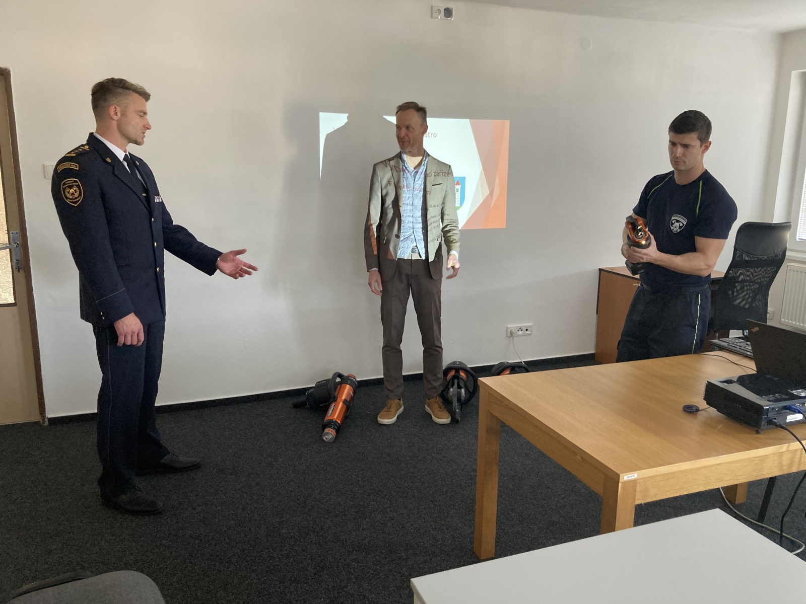 018-Předání bateriové vyprošťovací sady na hasičské stanici Dobříš.JPG