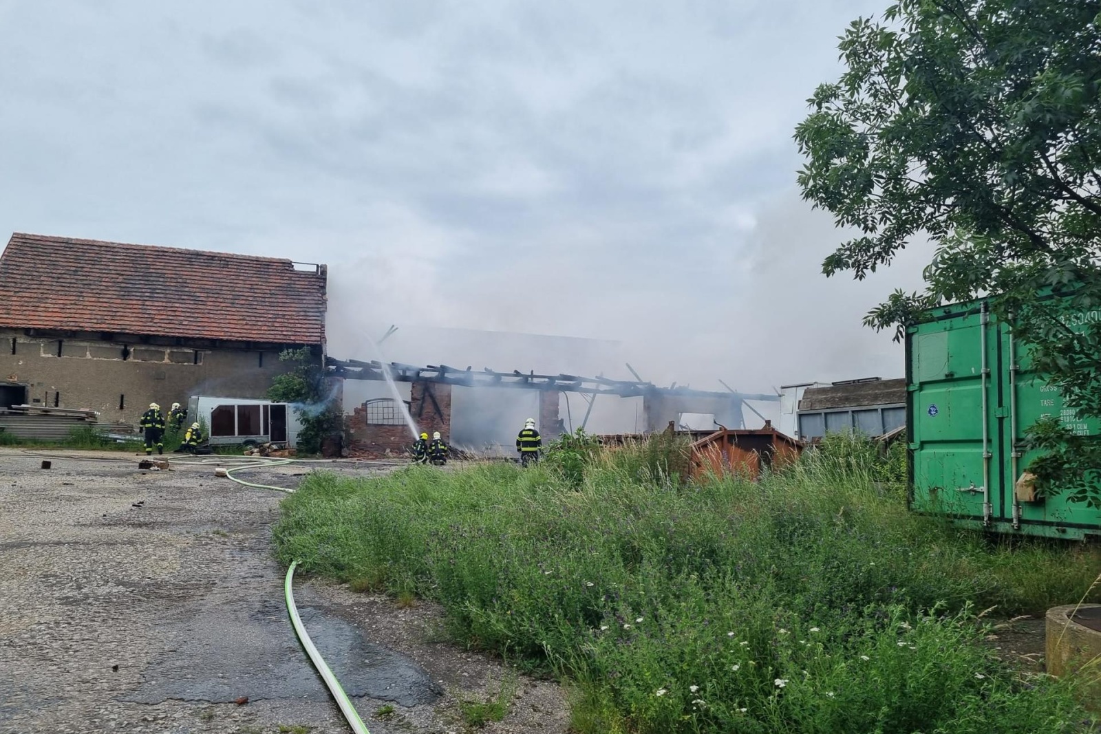019-Požár výrobny pyrotechniky v obci Praskolesy na Berounsku.jpg