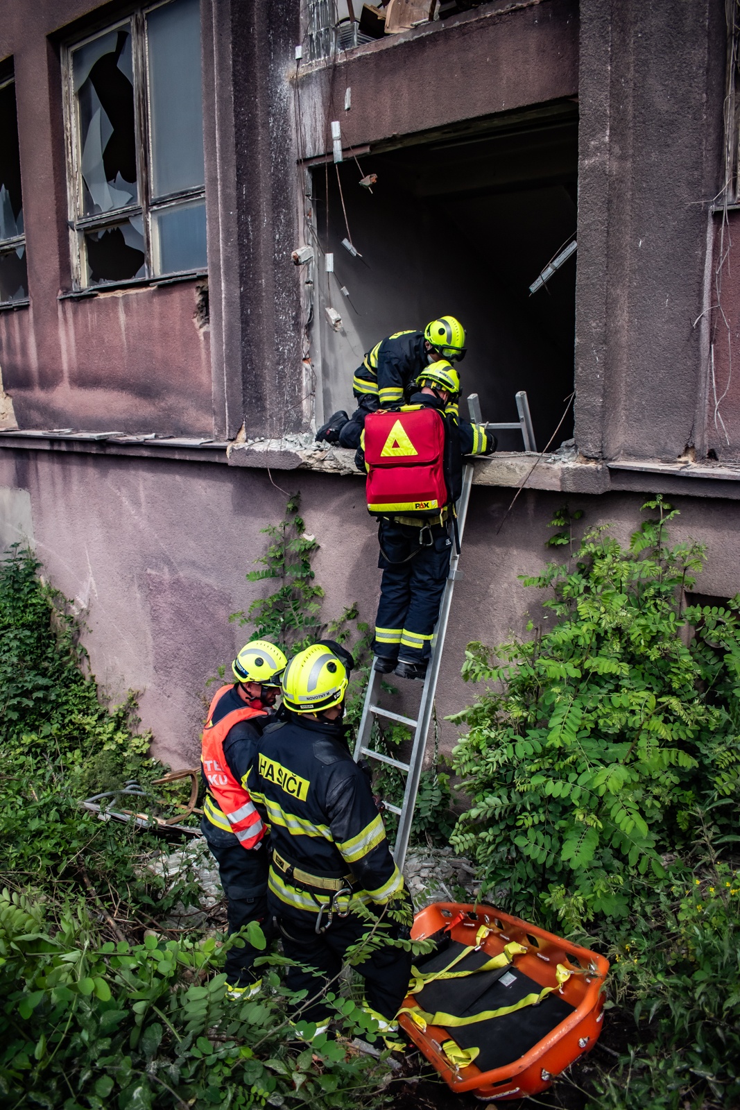 020-Taktické cvičení DESTRUKCE v bývalém areálu Poldi Kladno zaměřené na záchranu osob po výbuchu varny drog.jpg