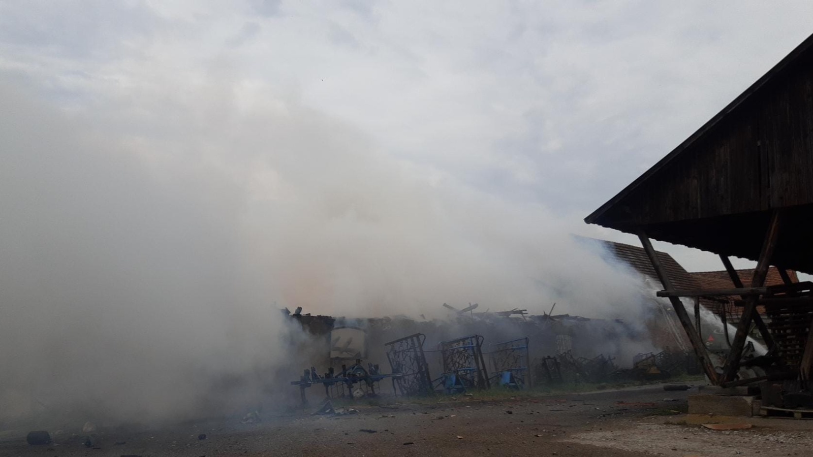 021-Požár výrobny pyrotechniky v obci Praskolesy na Berounsku.jpg