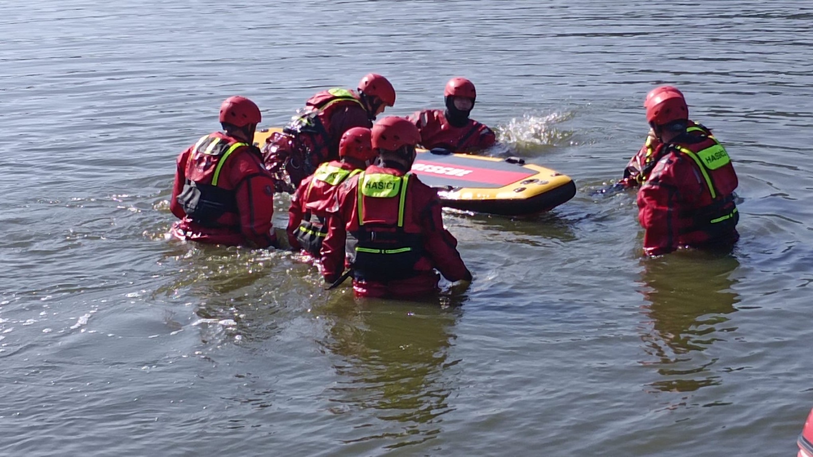 023-Výcvik hasičů na klidné vodní hladině rybníka Vyžlovka.jpeg