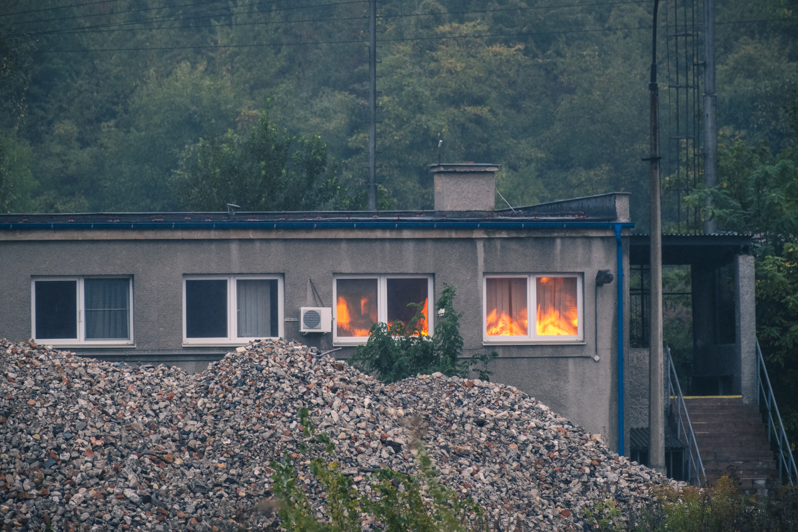 025-Požár hromady uskladněného dřeva v bývalém areálu Poldi Kladno.JPG