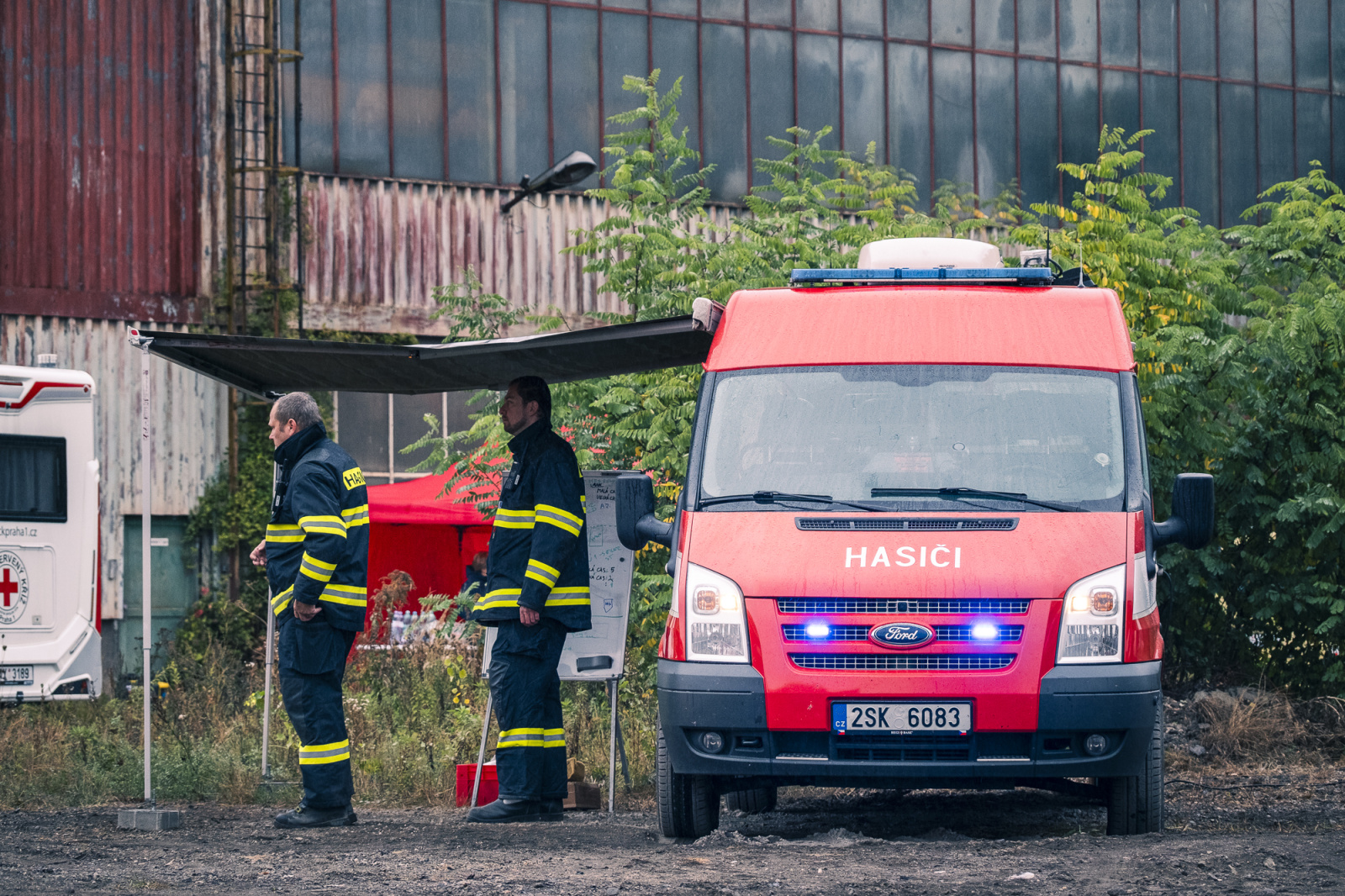 028-Požár hromady uskladněného dřeva v bývalém areálu Poldi Kladno.JPG