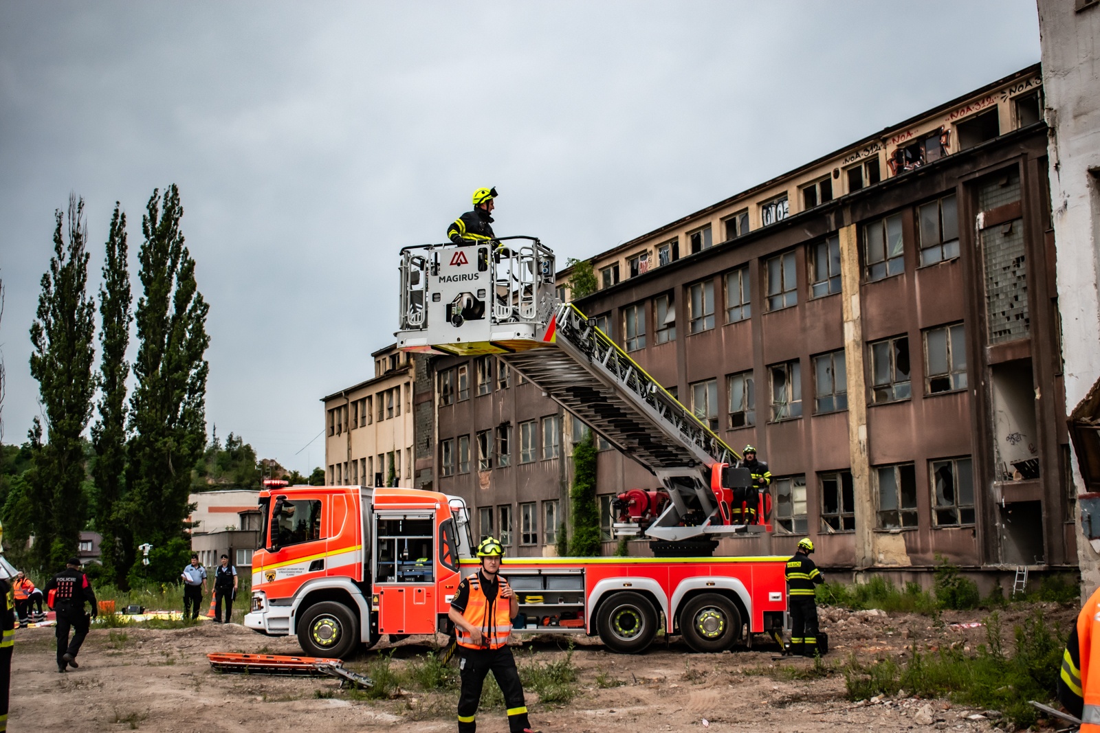 028-Taktické cvičení DESTRUKCE v bývalém areálu Poldi Kladno zaměřené na záchranu osob po výbuchu varny drog.jpg