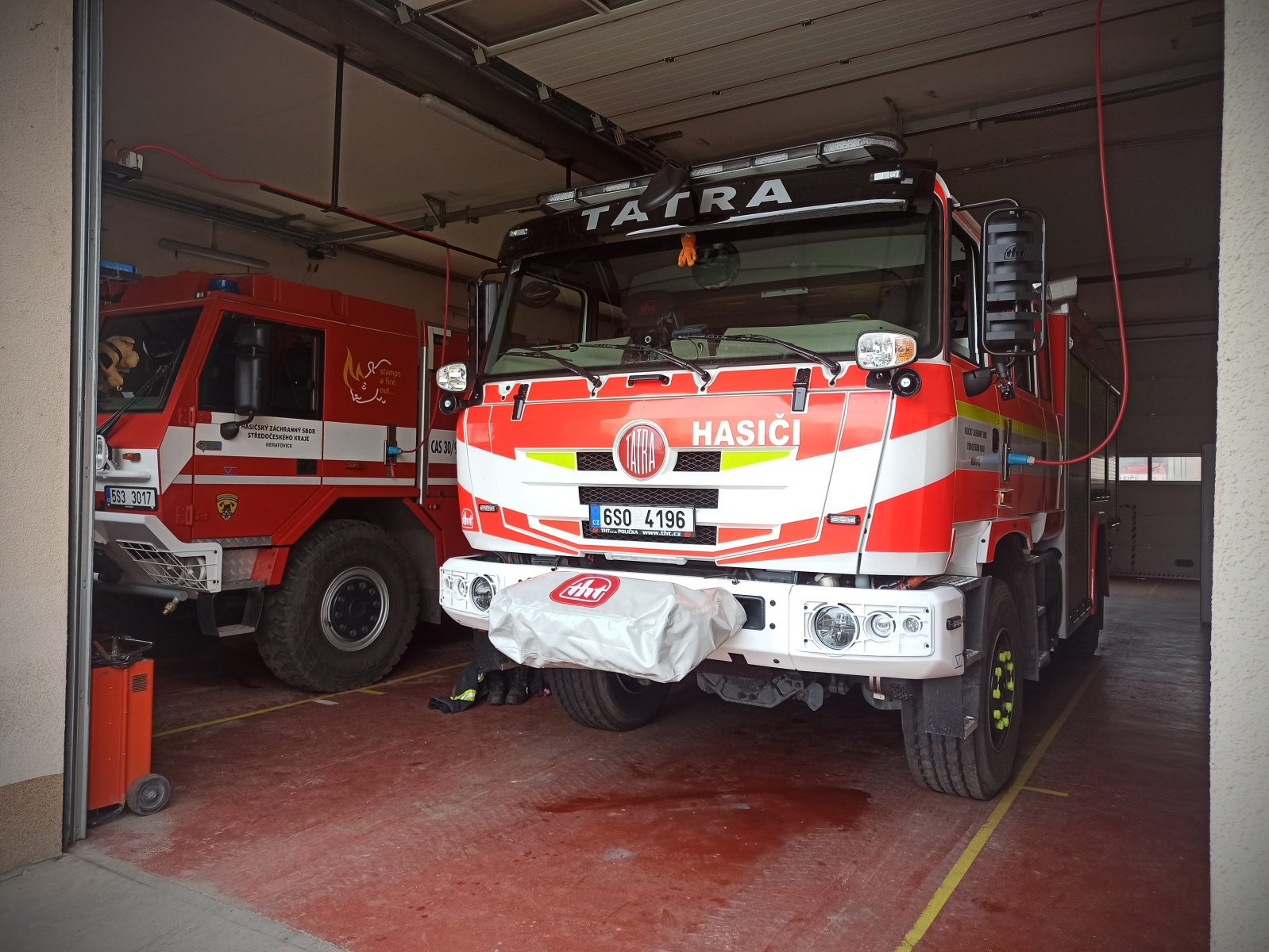 029-Nová cisternová automobilová stříkačka dislokovaná na hasičské stanici Neratovice.jpg