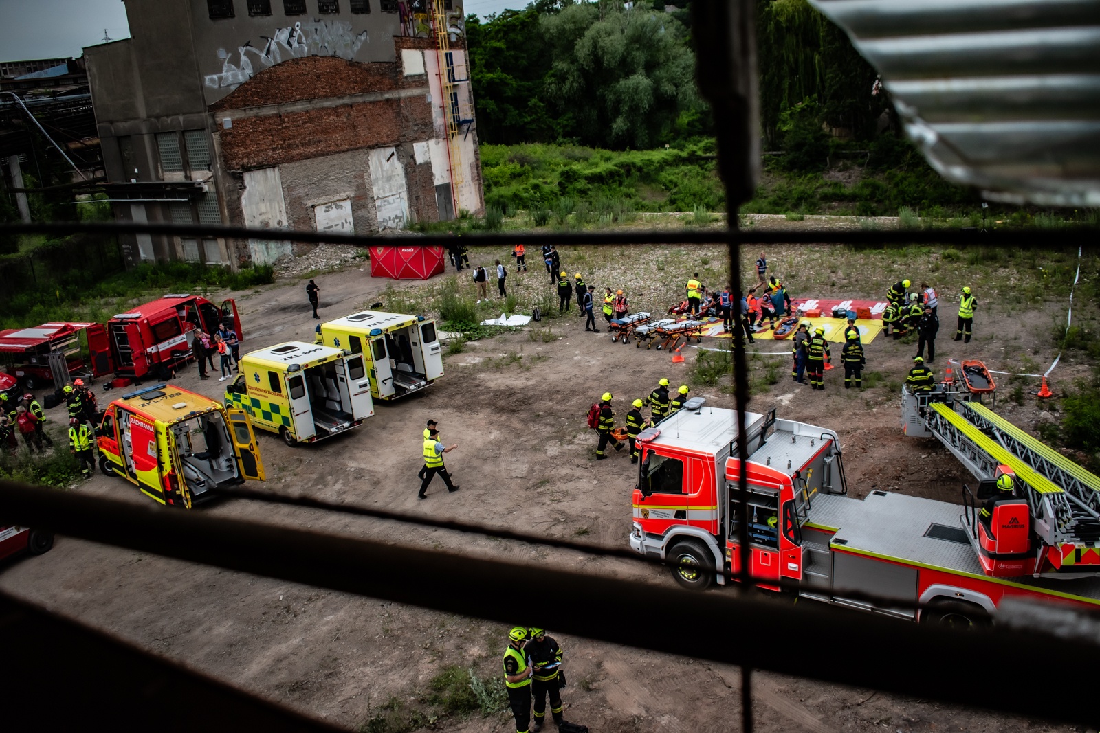 034-Taktické cvičení DESTRUKCE v bývalém areálu Poldi Kladno zaměřené na záchranu osob po výbuchu varny drog.jpg