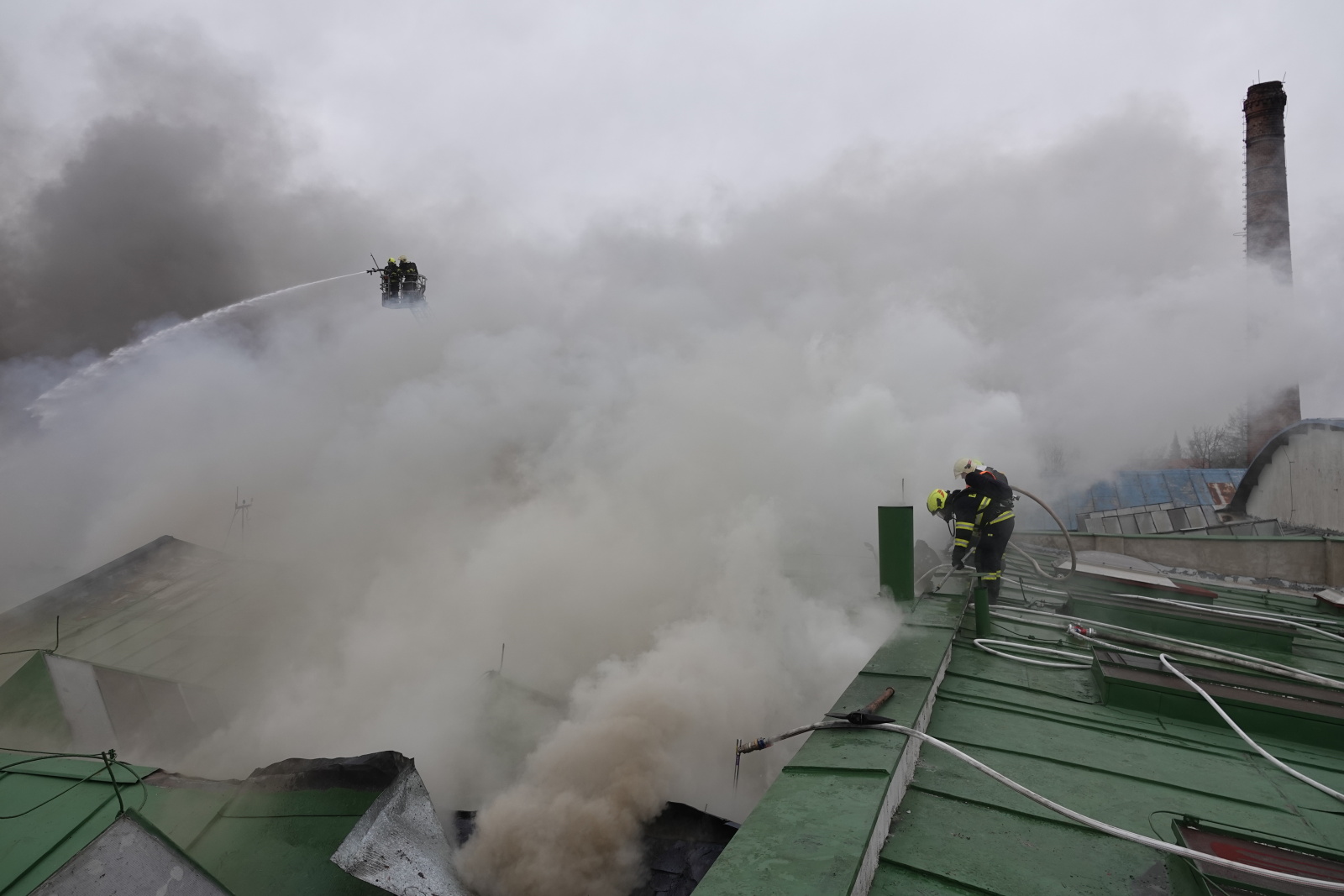 036-Požár ve firmě na zpracování dřeva v Čelákovicích.JPG